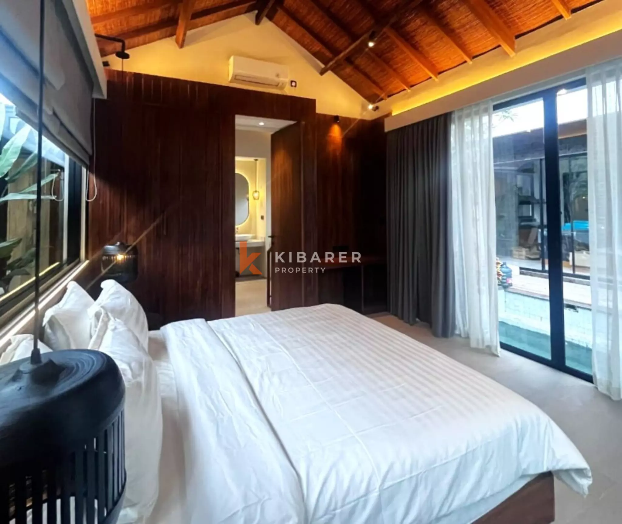Villa Tiga Kamar Tidur Bergaya Tropis Modern dengan Area Tertutup Pribadi di Batu Bolong