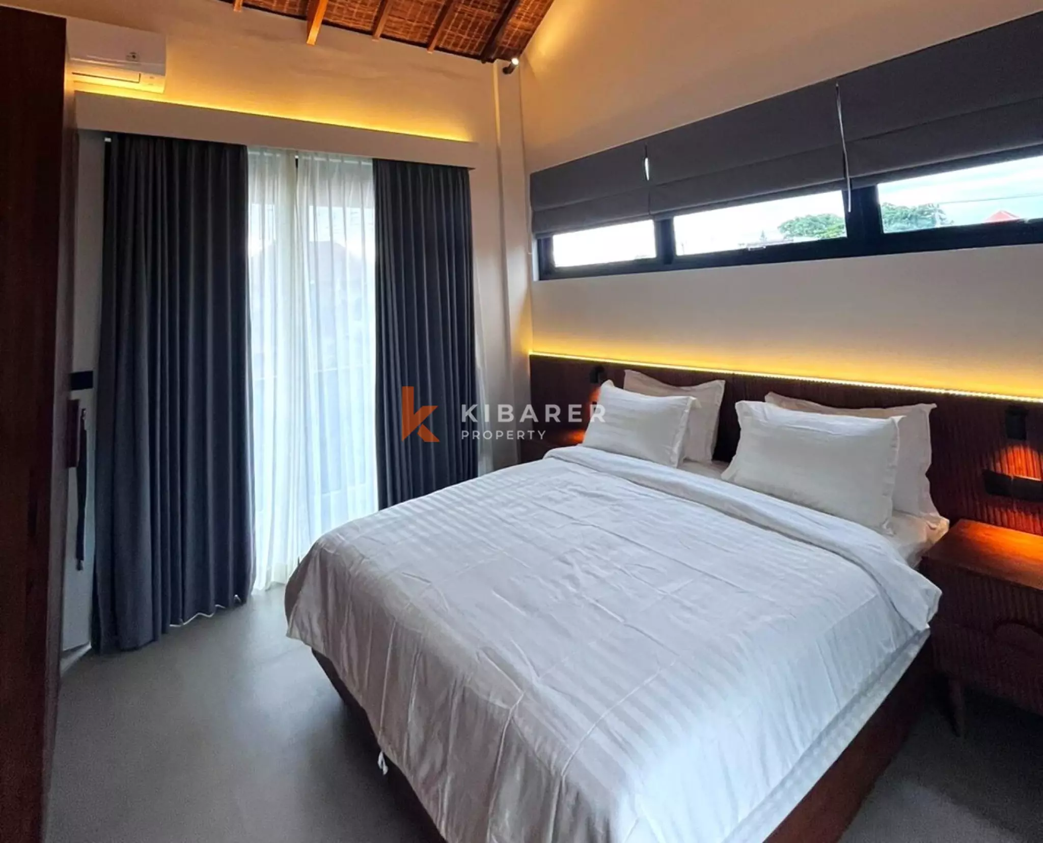 Villa Tiga Kamar Tidur Bergaya Tropis Modern dengan Area Tertutup Pribadi di Batu Bolong