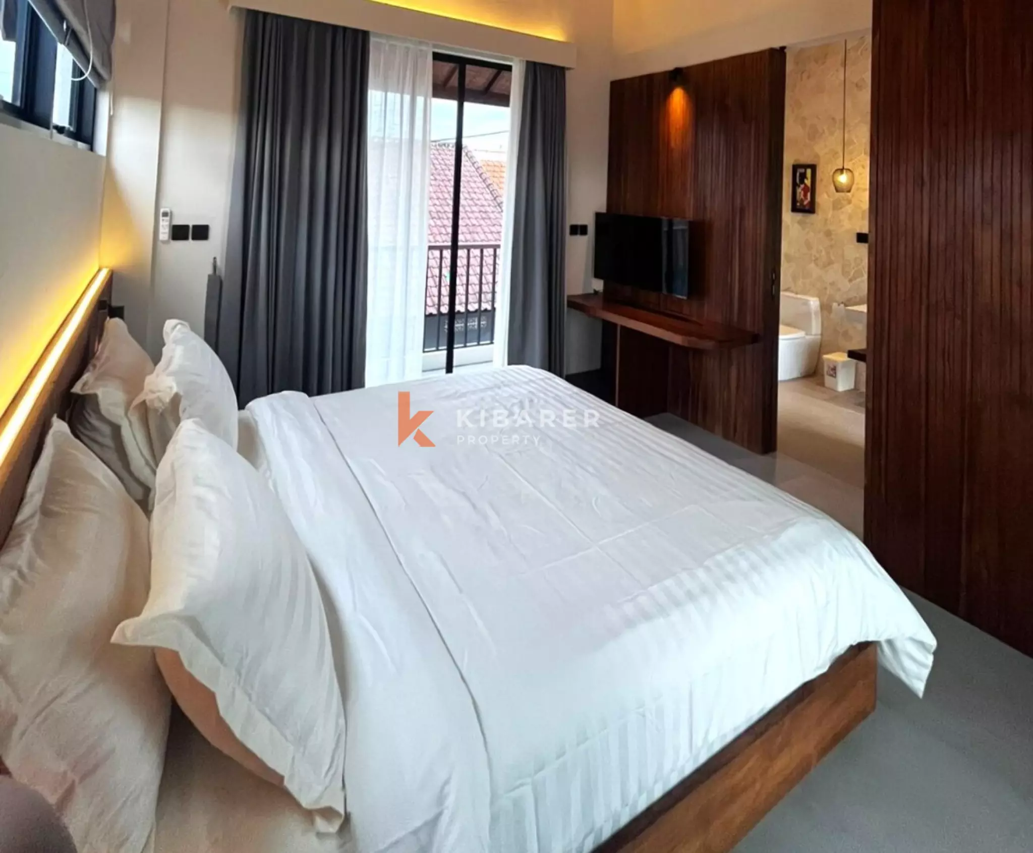 Villa Tiga Kamar Tidur Bergaya Tropis Modern dengan Area Tertutup Pribadi di Batu Bolong