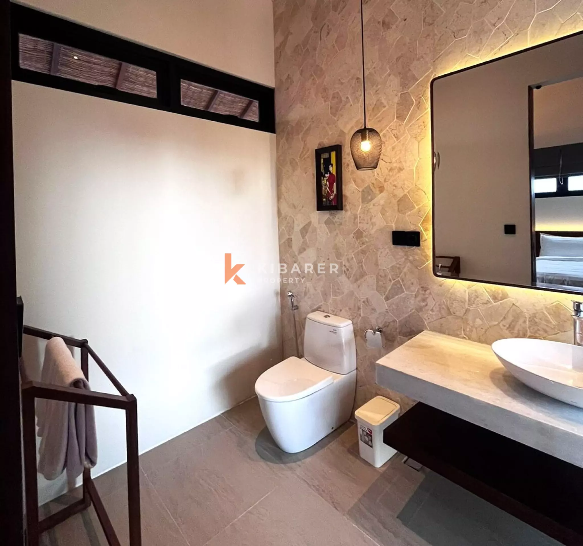 Villa Tiga Kamar Tidur Bergaya Tropis Modern dengan Area Tertutup Pribadi di Batu Bolong