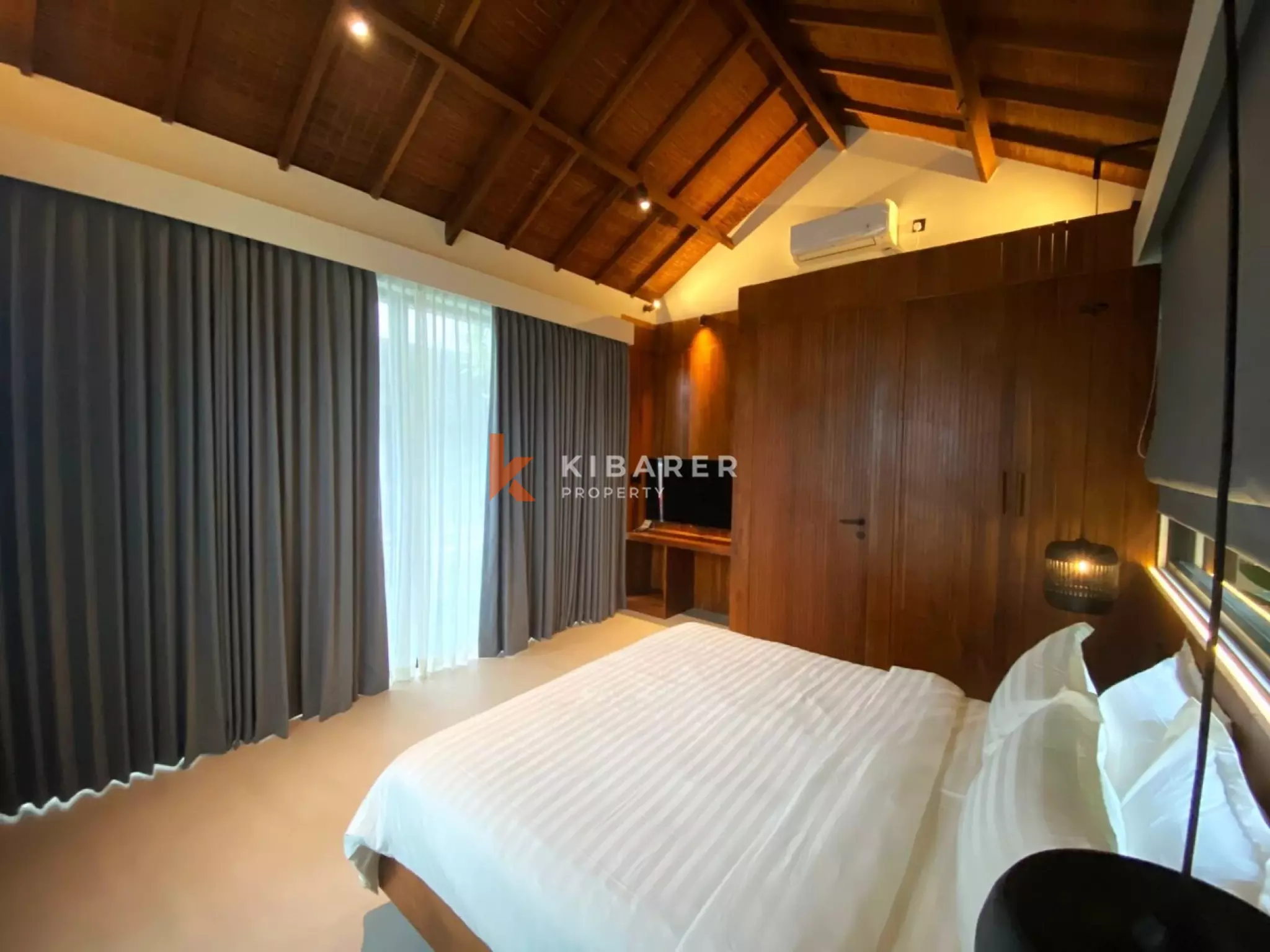 Villa Tiga Kamar Tidur Bergaya Tropis Modern dengan Area Tertutup Pribadi di Batu Bolong