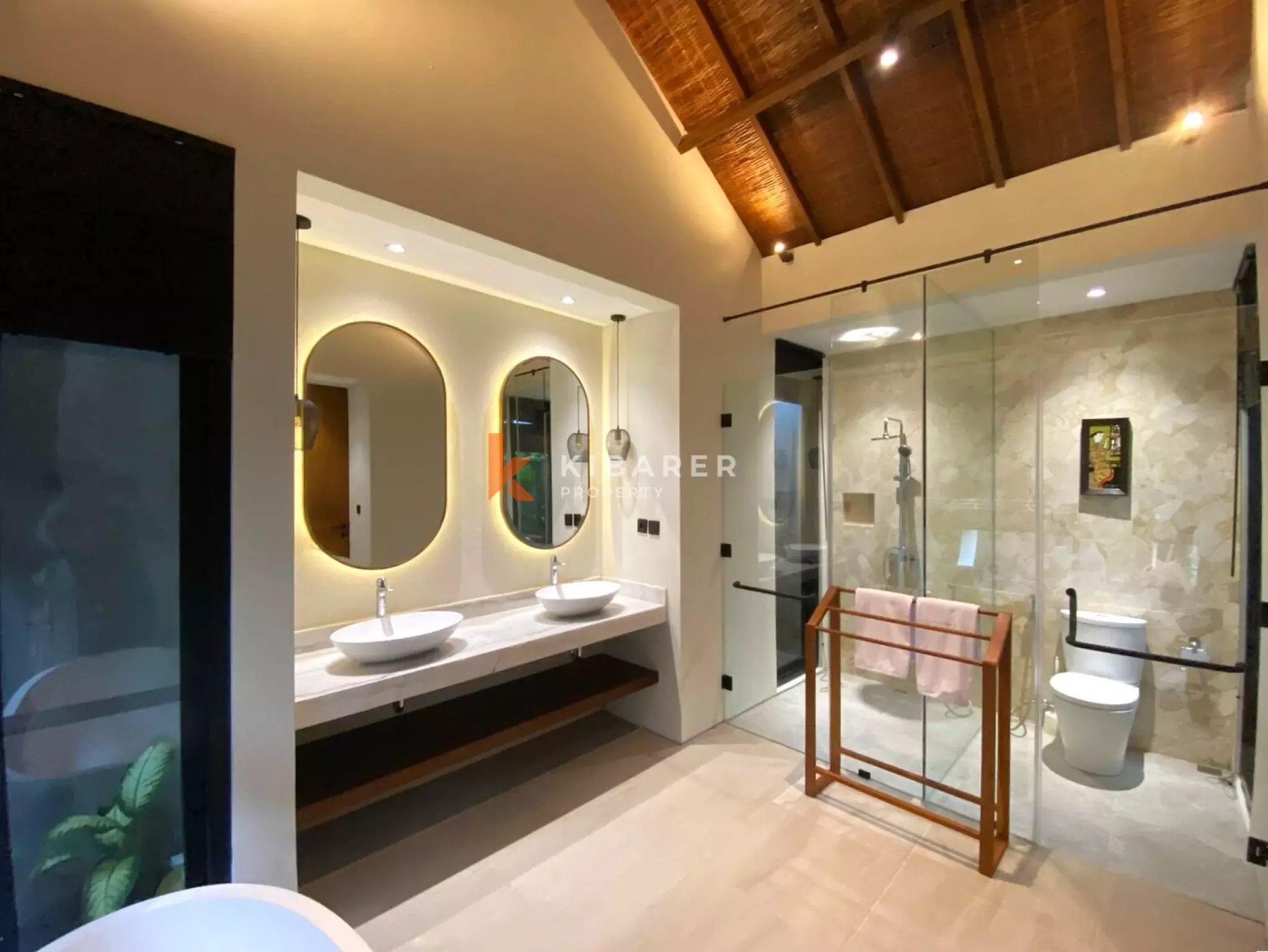 Villa Tiga Kamar Tidur Bergaya Tropis Modern dengan Area Tertutup Pribadi di Batu Bolong