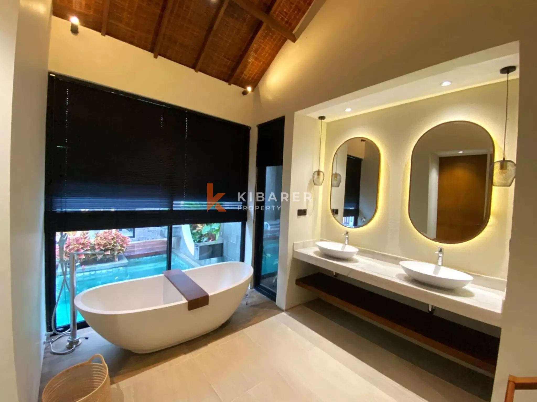 Villa Tiga Kamar Tidur Bergaya Tropis Modern dengan Area Tertutup Pribadi di Batu Bolong