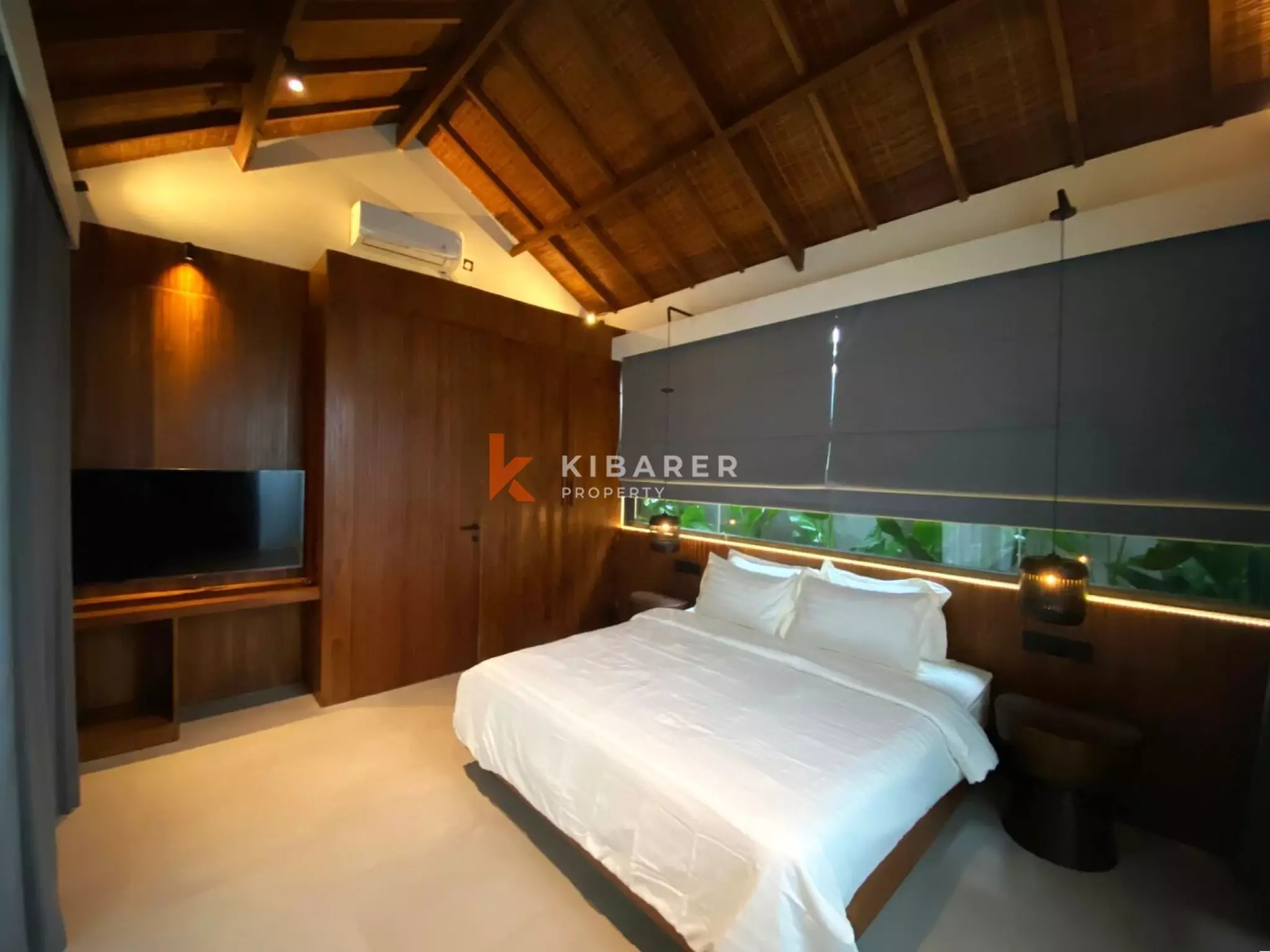 Villa Tiga Kamar Tidur Bergaya Tropis Modern dengan Area Tertutup Pribadi di Batu Bolong