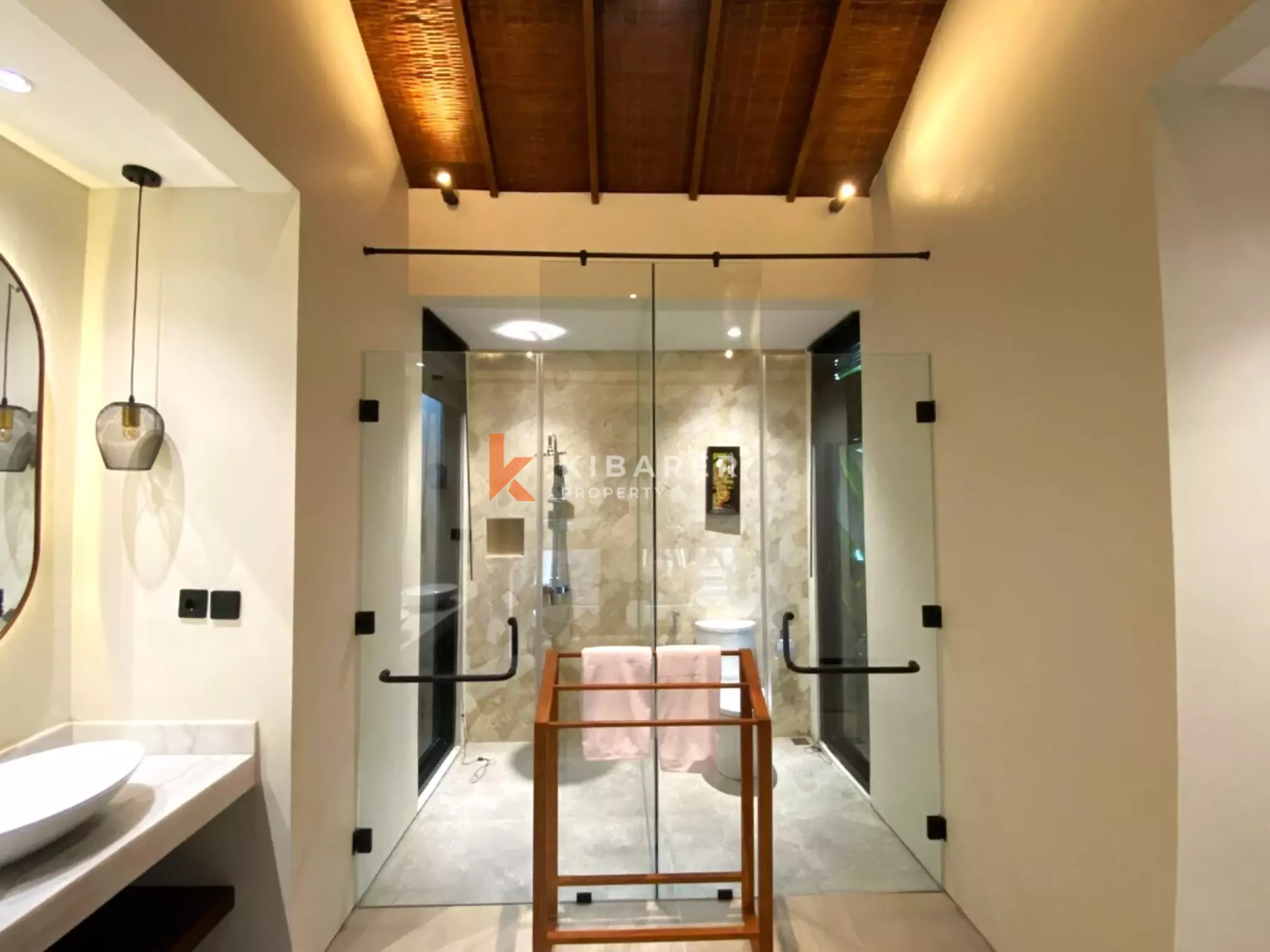 Villa Tiga Kamar Tidur Bergaya Tropis Modern dengan Area Tertutup Pribadi di Batu Bolong