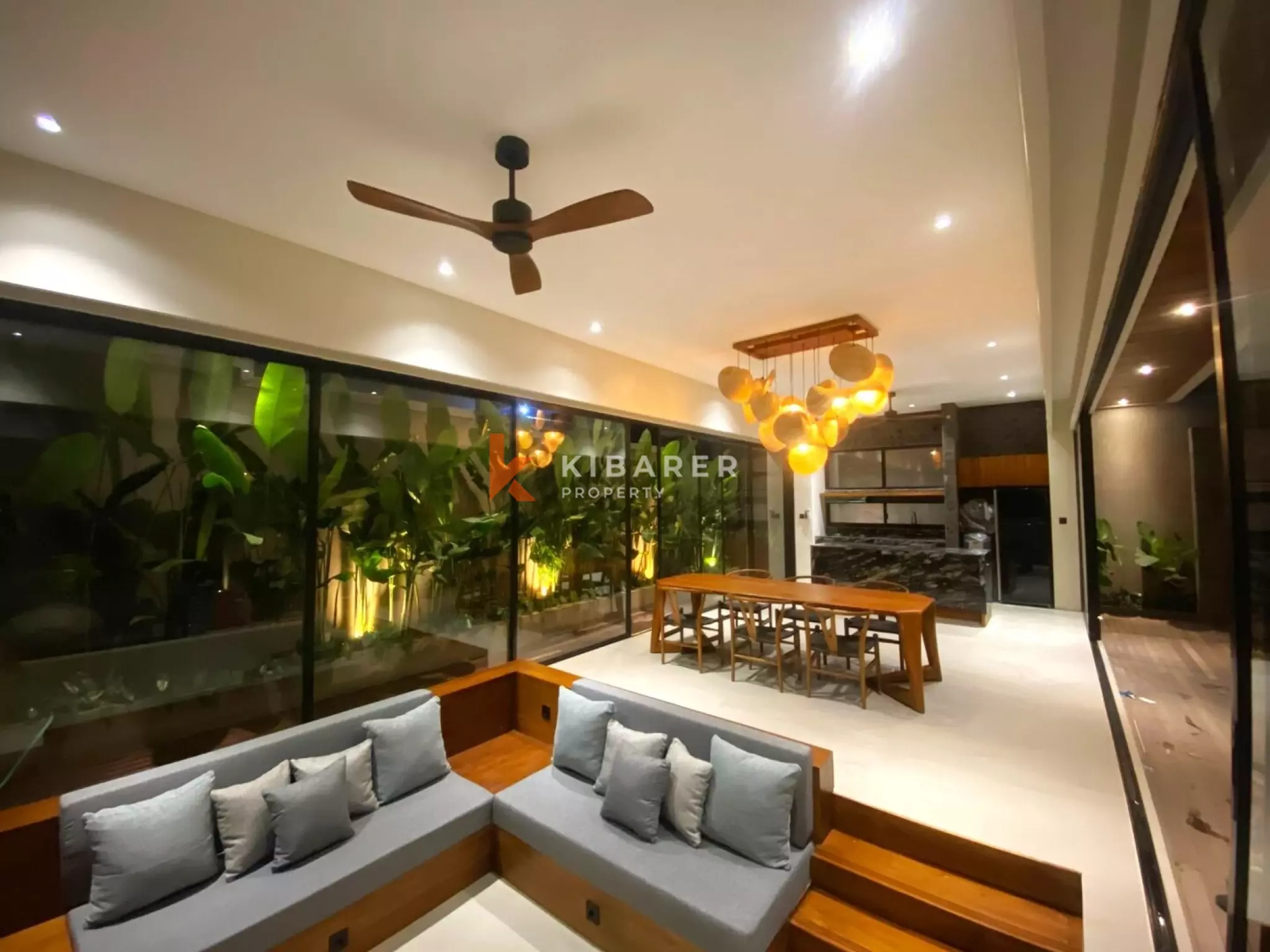 Villa Tiga Kamar Tidur Bergaya Tropis Modern dengan Area Tertutup Pribadi di Batu Bolong