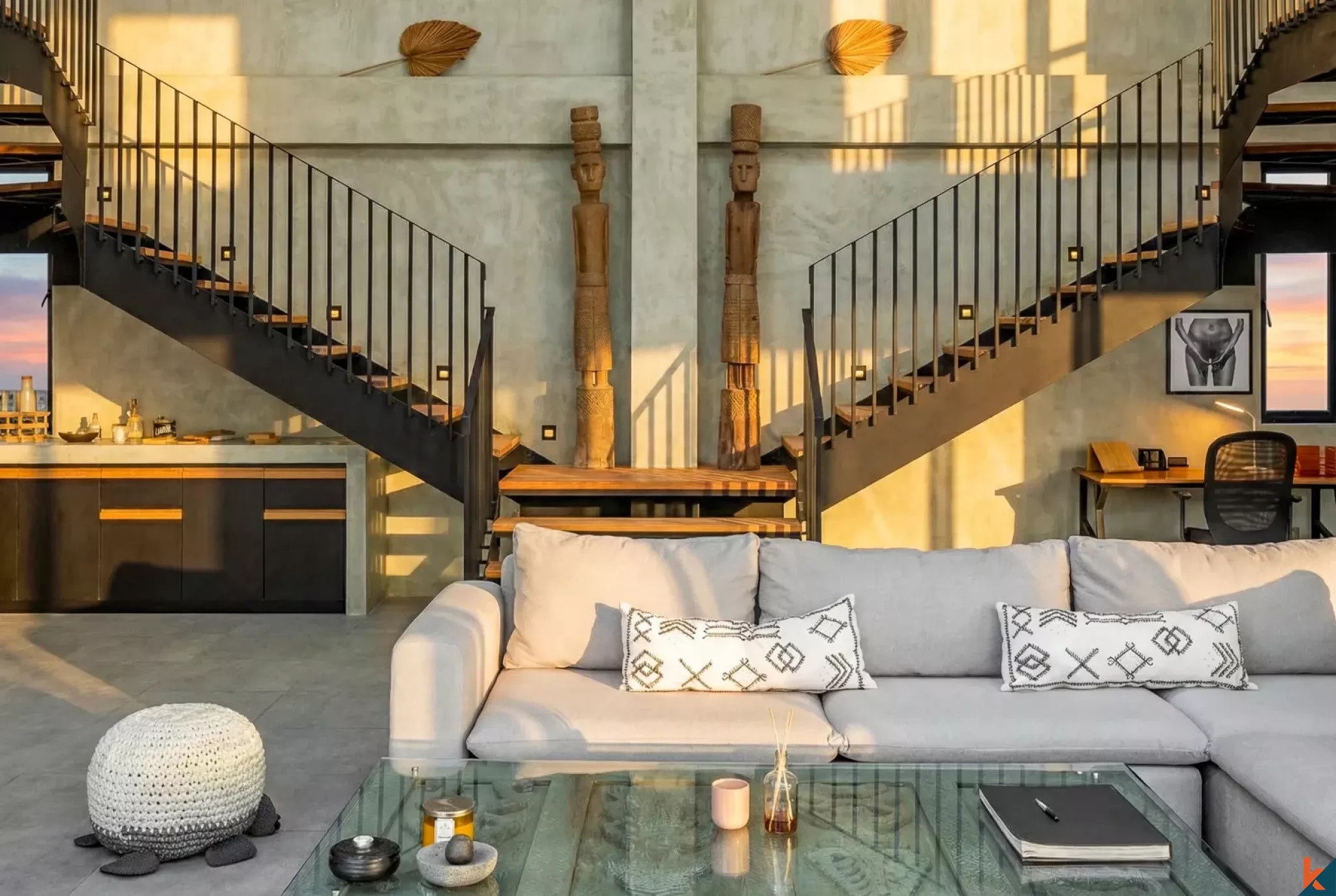 Properti Bergaya Industri dengan Tiga Kamar Tidur di Berawa