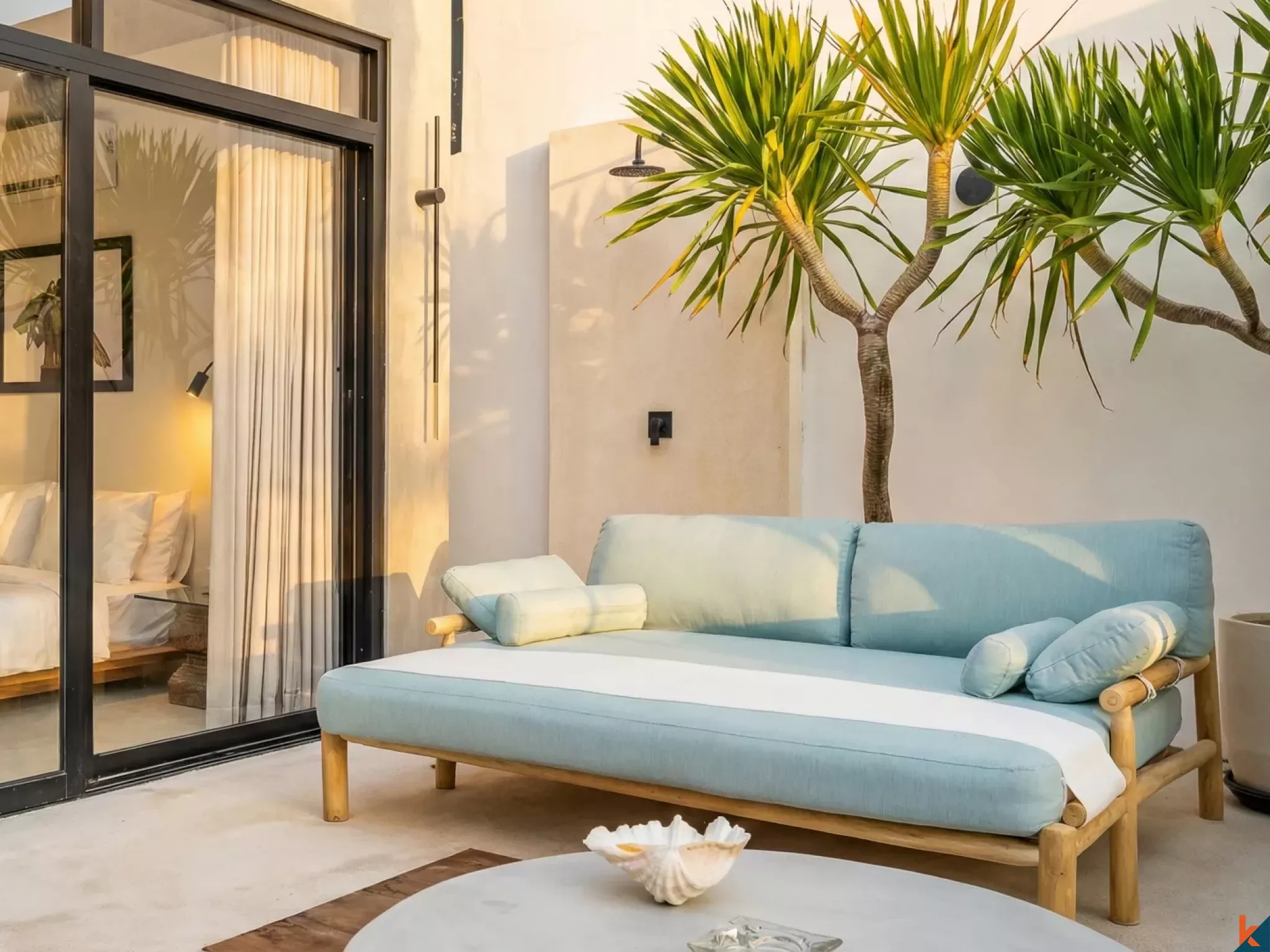 Properti Bergaya Industri dengan Tiga Kamar Tidur di Berawa