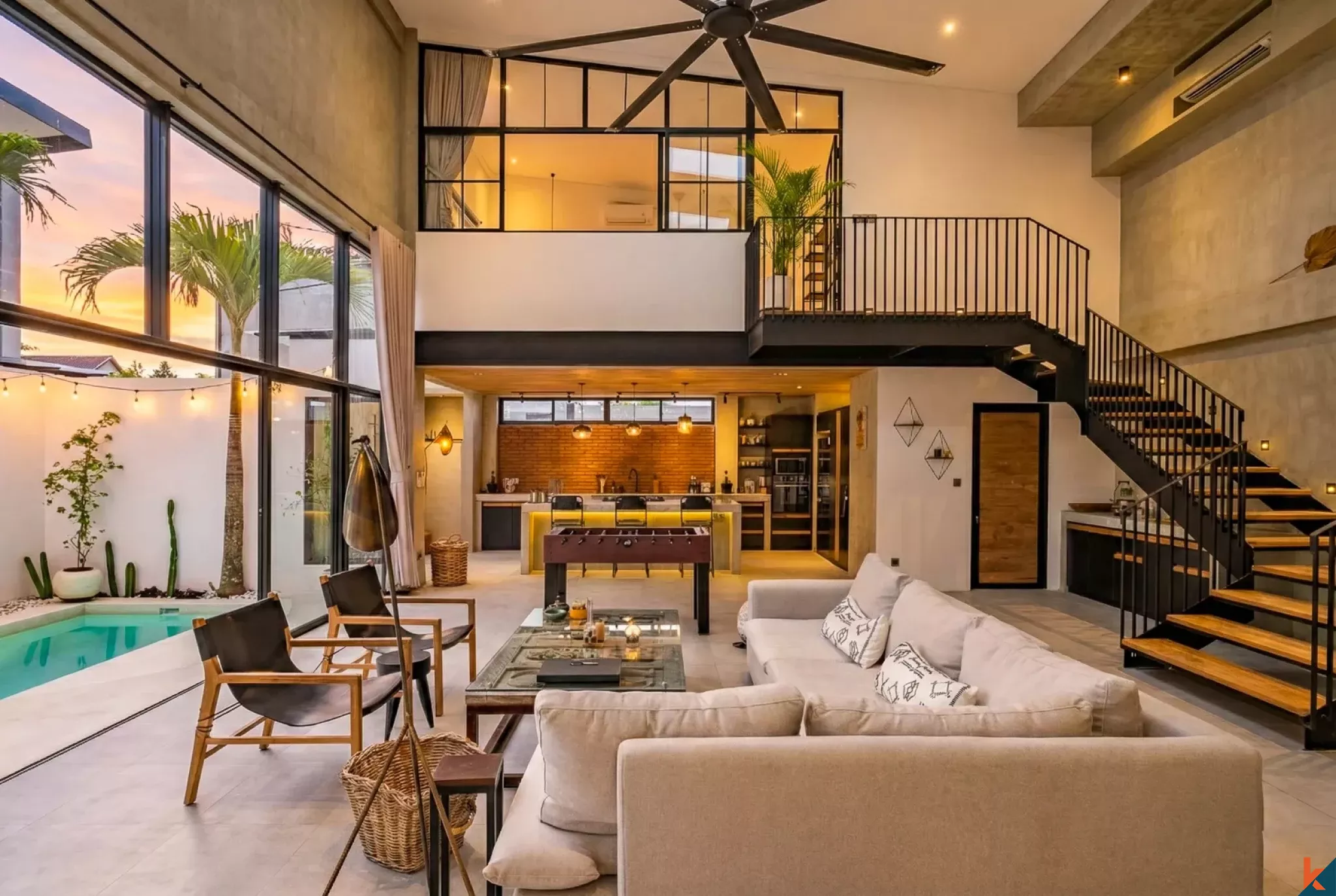 Properti Bergaya Industri dengan Tiga Kamar Tidur di Berawa