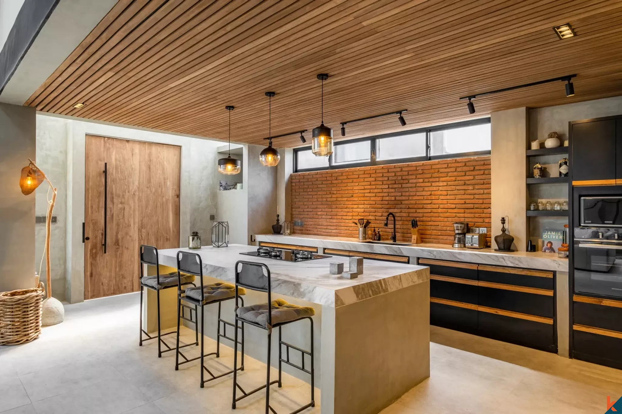 Properti Bergaya Industri dengan Tiga Kamar Tidur di Berawa