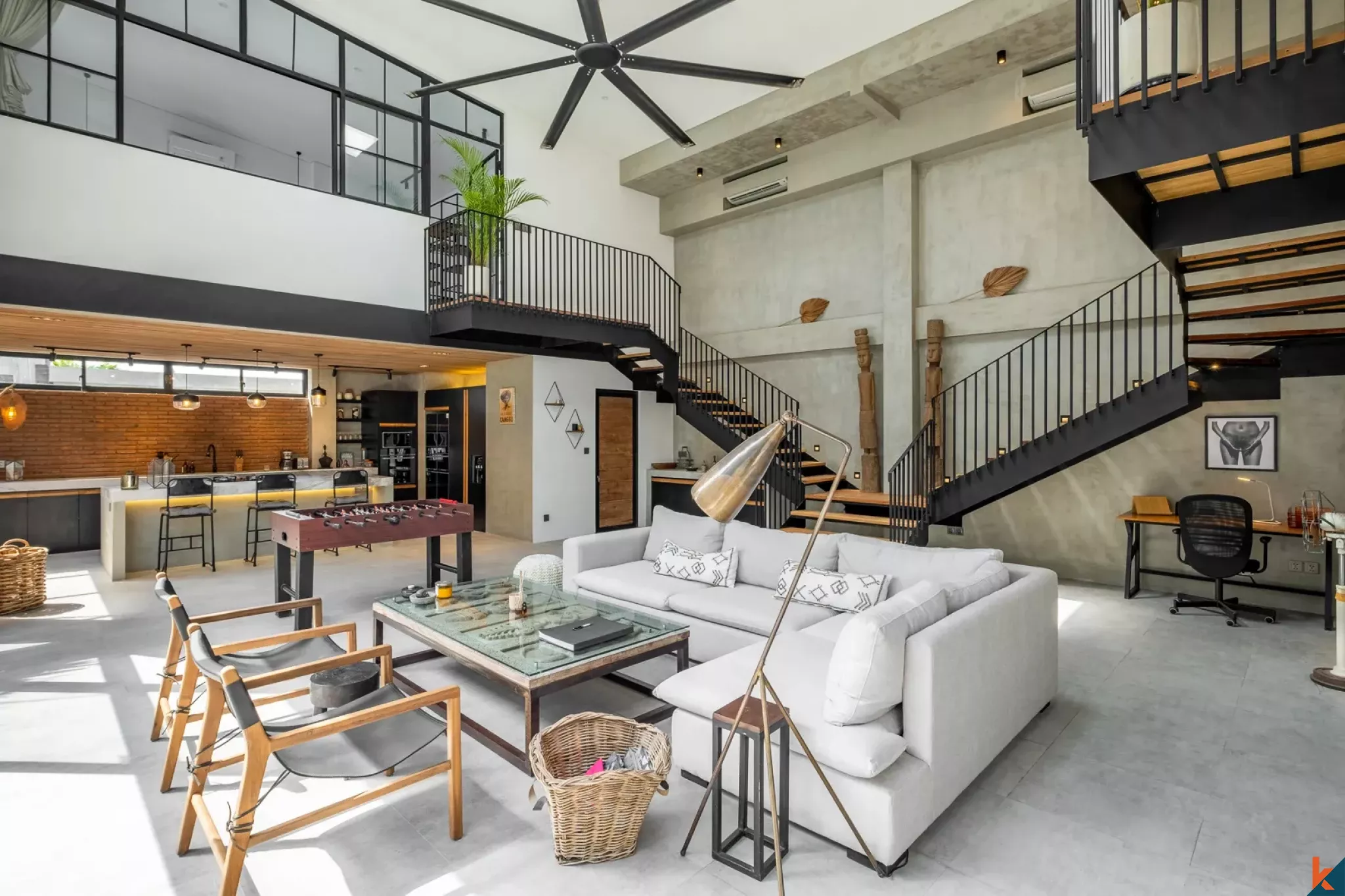 Properti Bergaya Industri dengan Tiga Kamar Tidur di Berawa