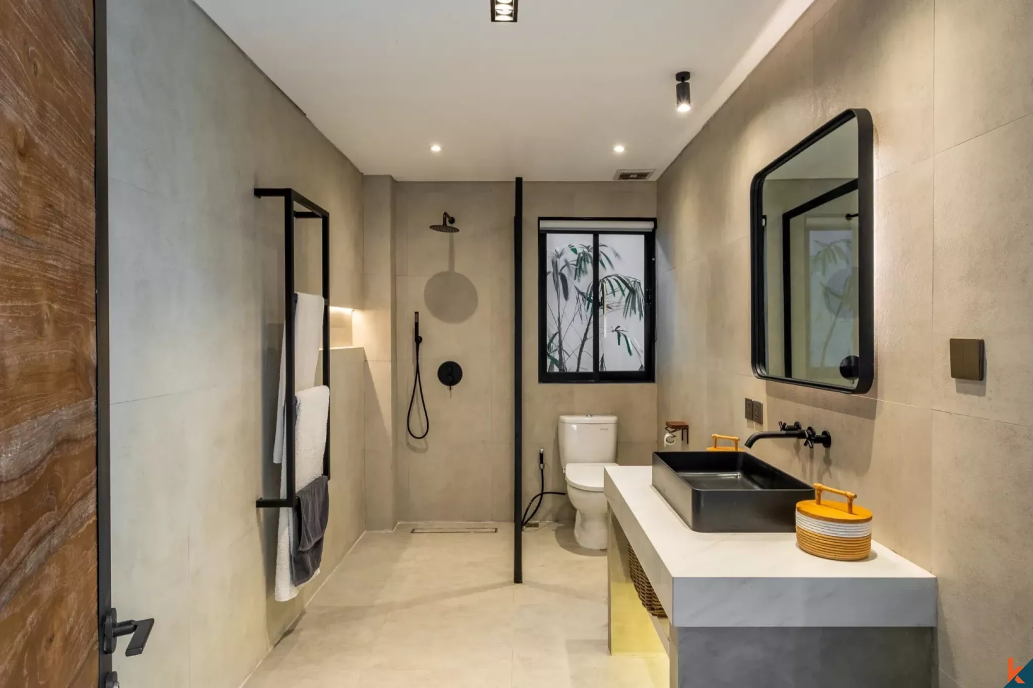 Properti Bergaya Industri dengan Tiga Kamar Tidur di Berawa