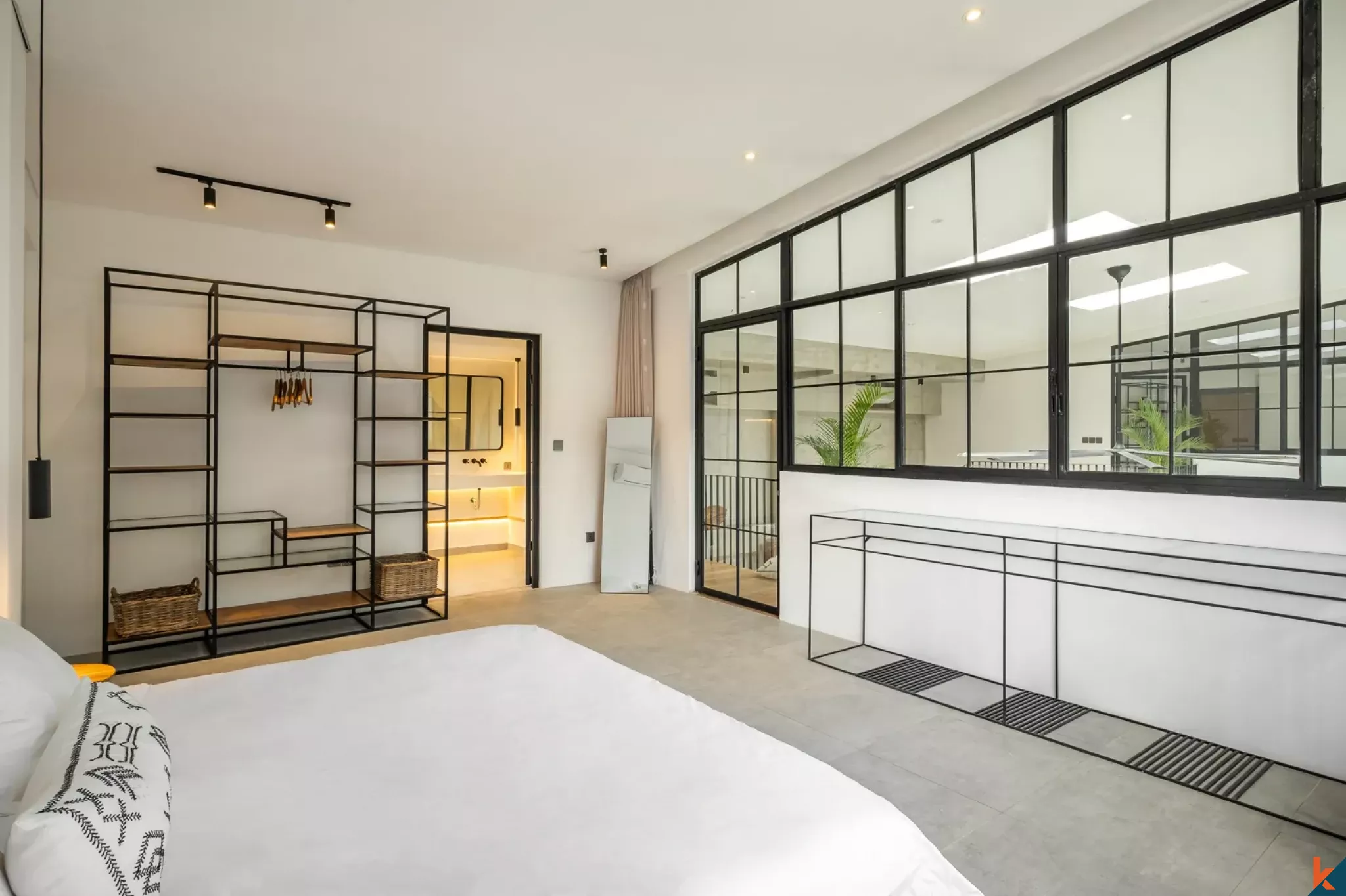 Properti Bergaya Industri dengan Tiga Kamar Tidur di Berawa