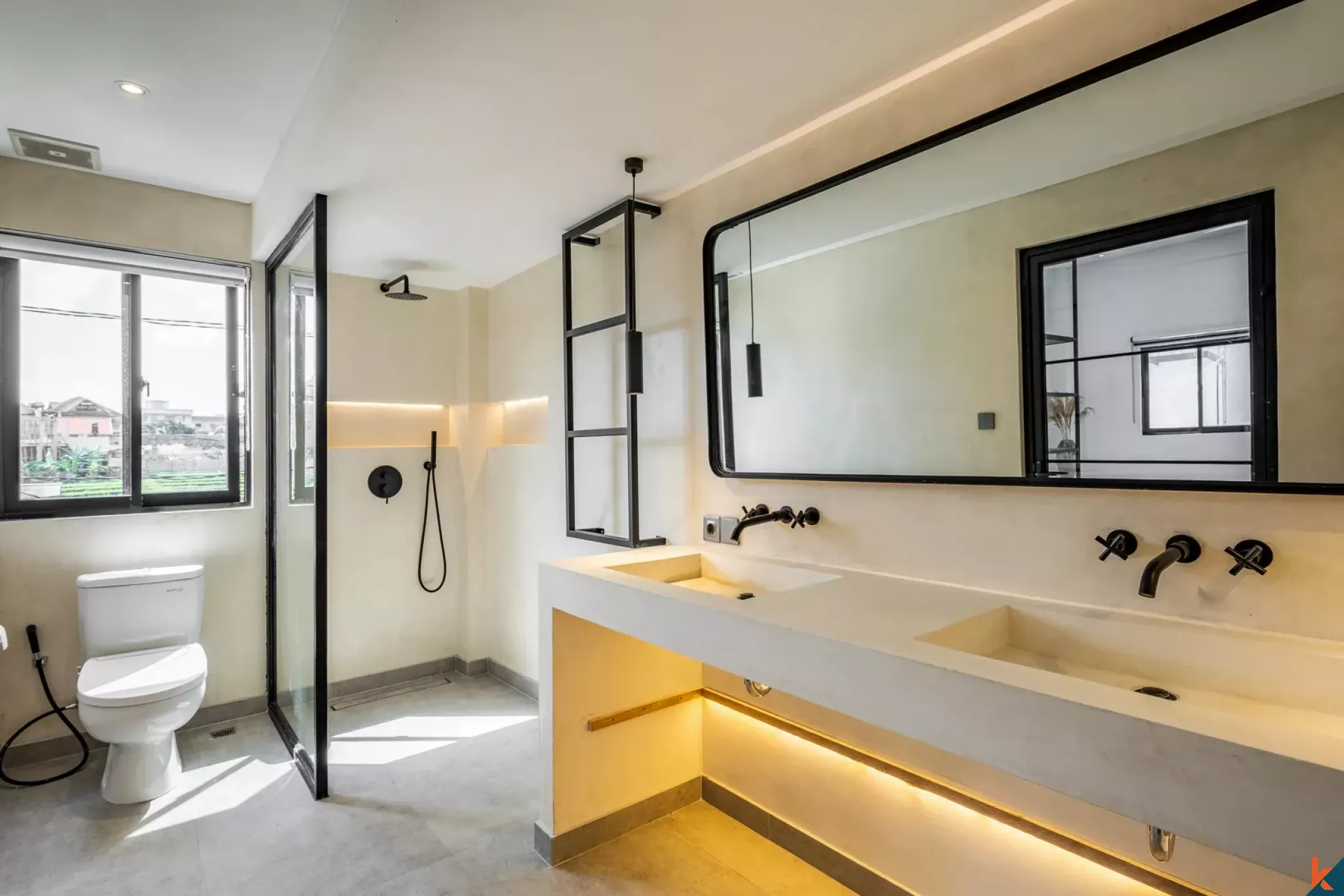 Properti Bergaya Industri dengan Tiga Kamar Tidur di Berawa