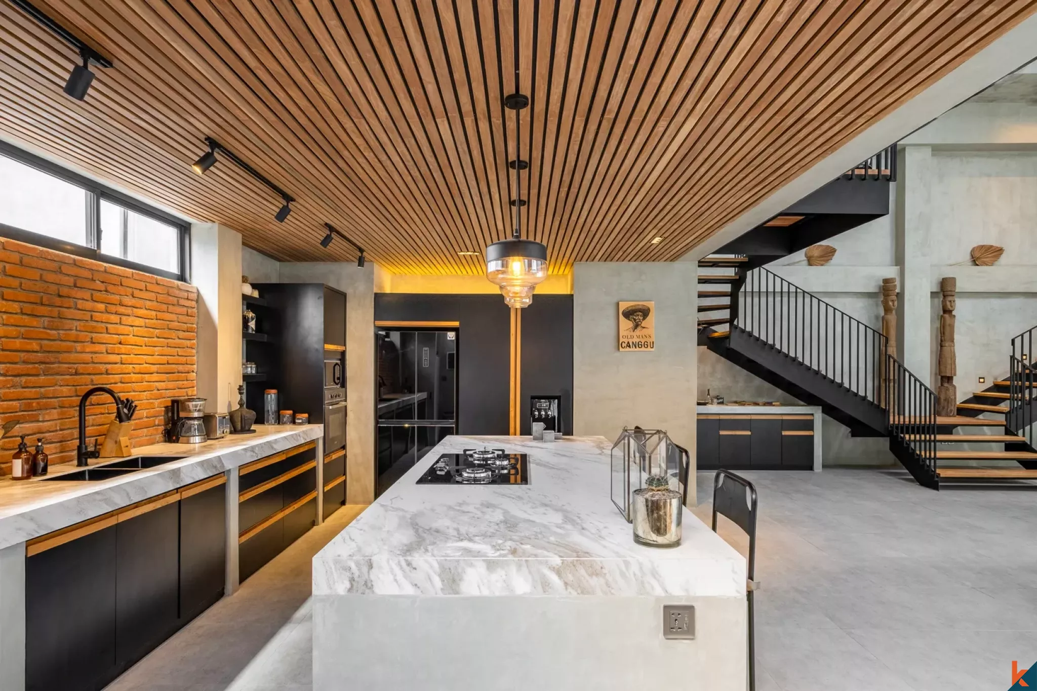 Properti Bergaya Industri dengan Tiga Kamar Tidur di Berawa