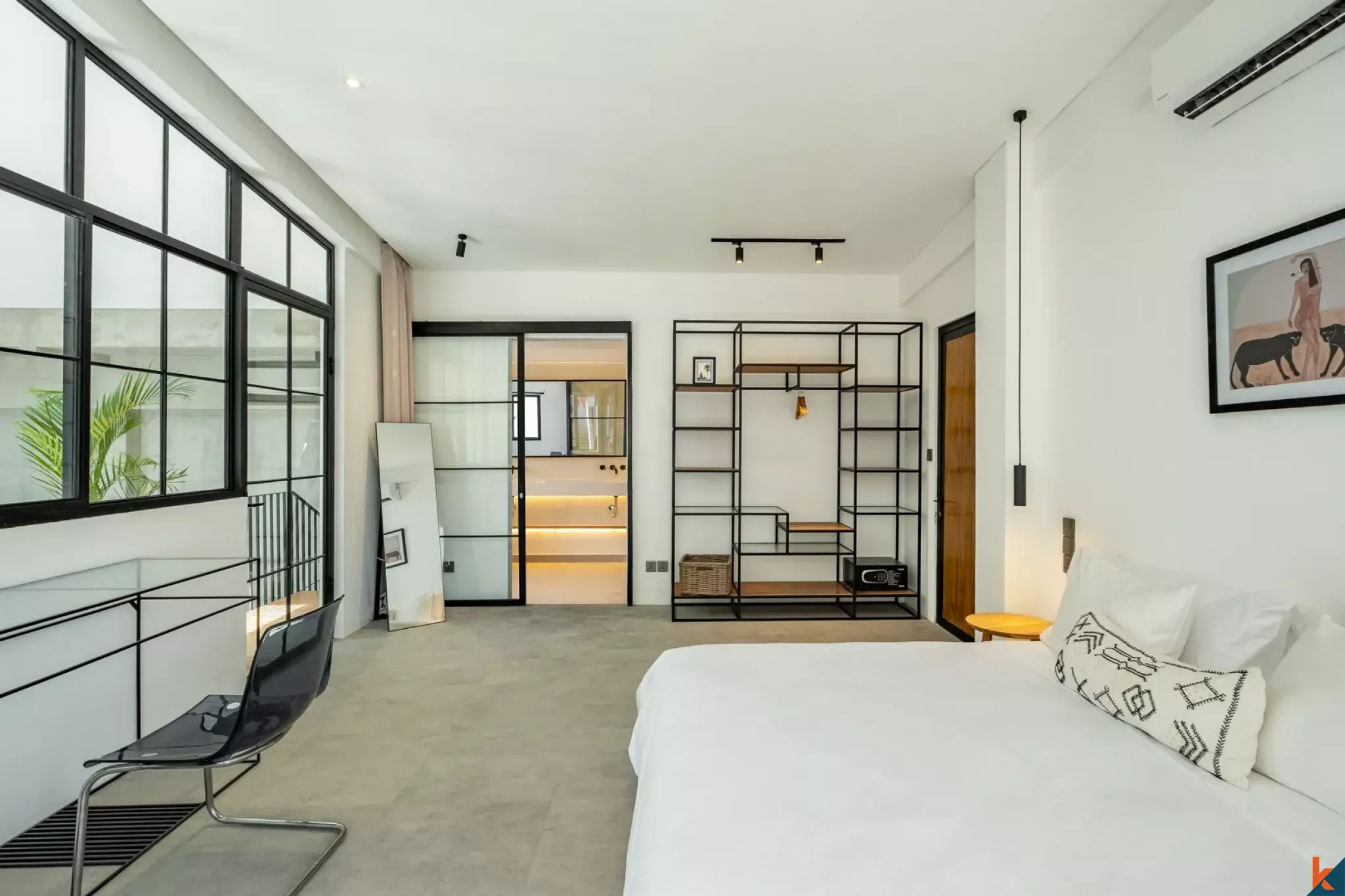 Properti Bergaya Industri dengan Tiga Kamar Tidur di Berawa