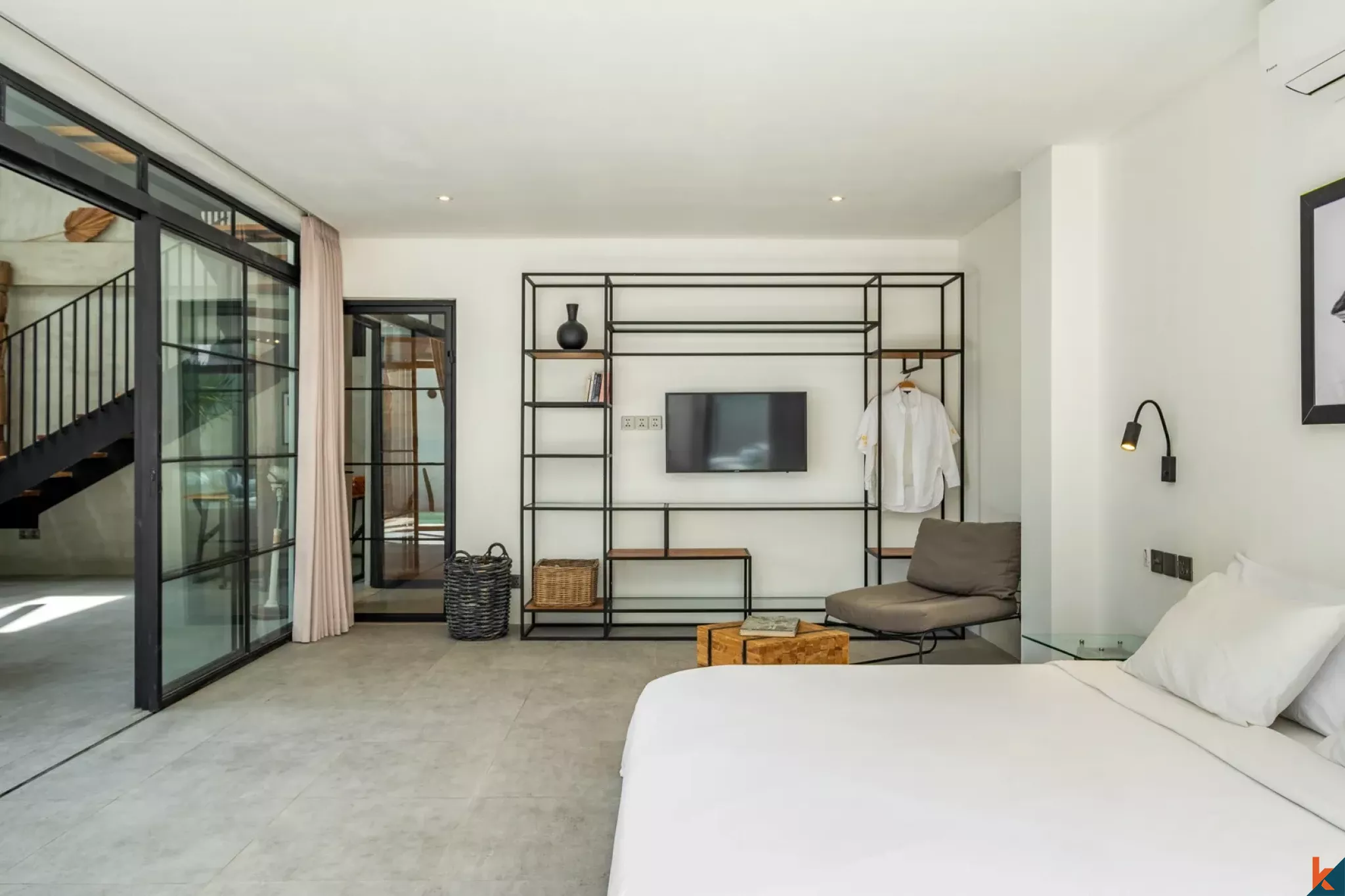 Properti Bergaya Industri dengan Tiga Kamar Tidur di Berawa