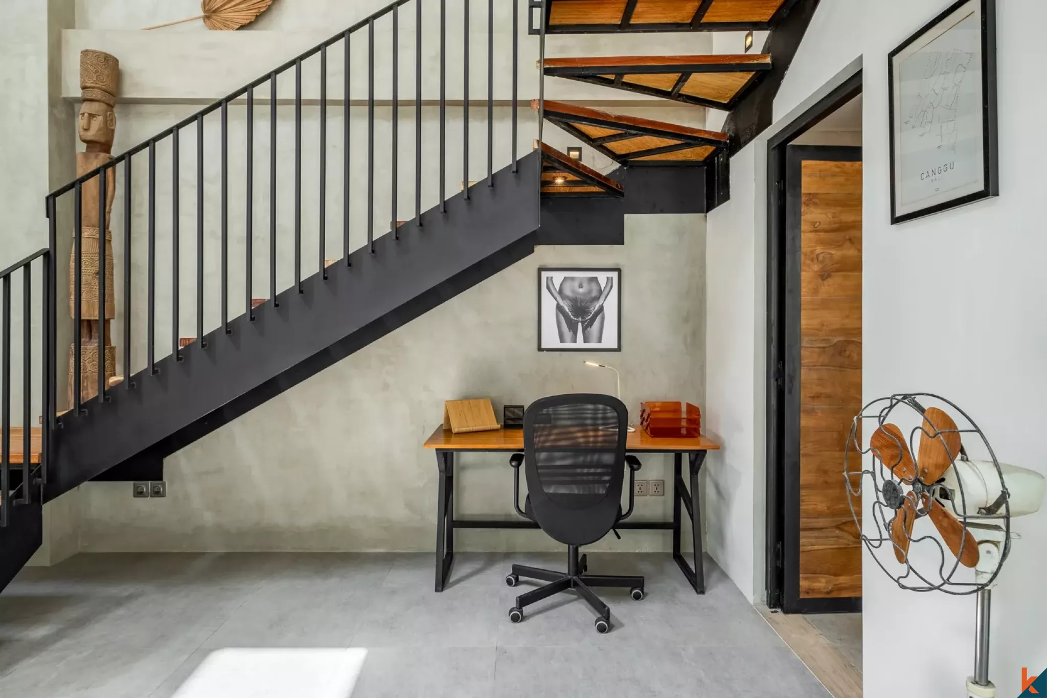 Properti Bergaya Industri dengan Tiga Kamar Tidur di Berawa