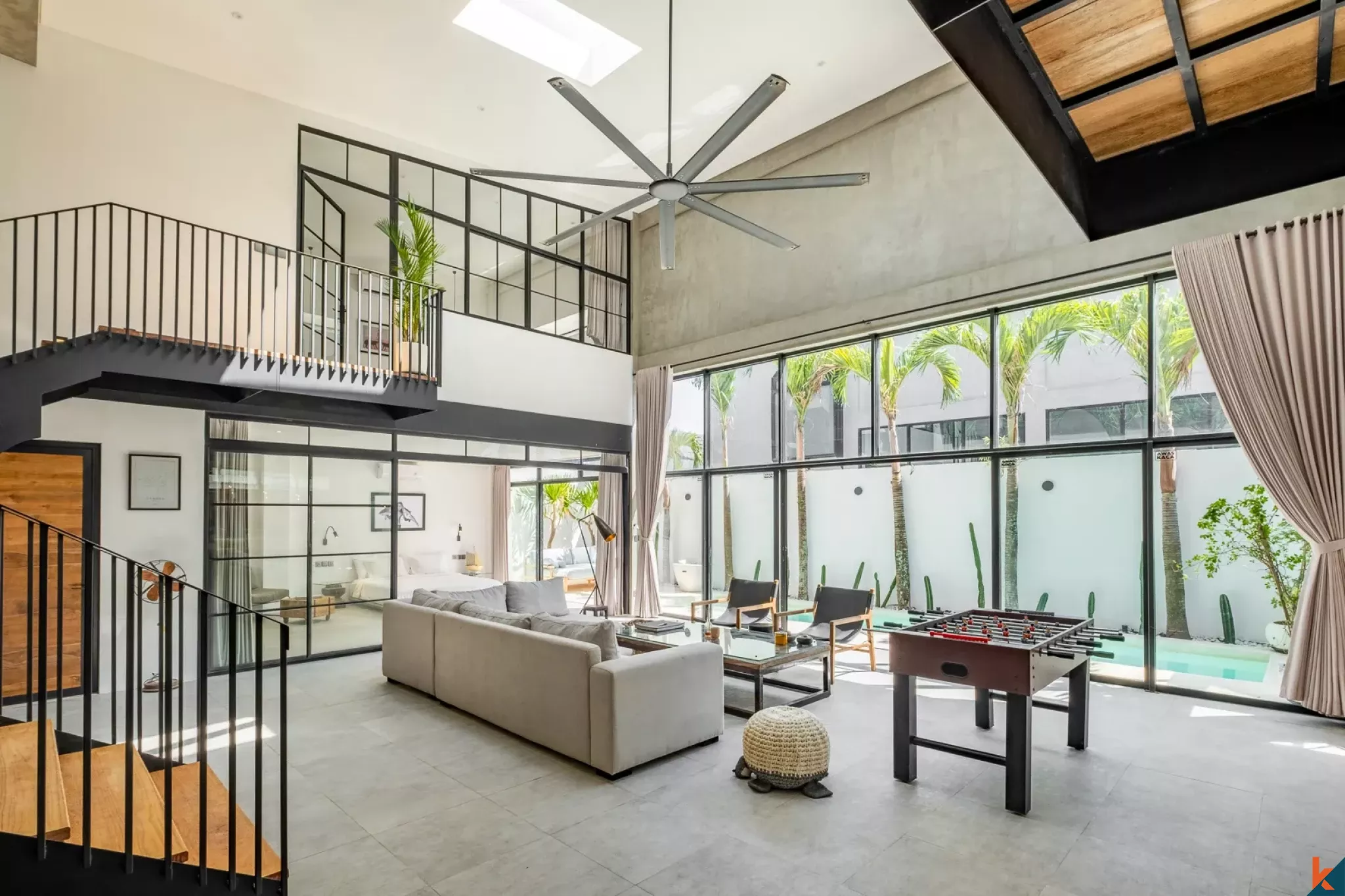 Properti Bergaya Industri dengan Tiga Kamar Tidur di Berawa