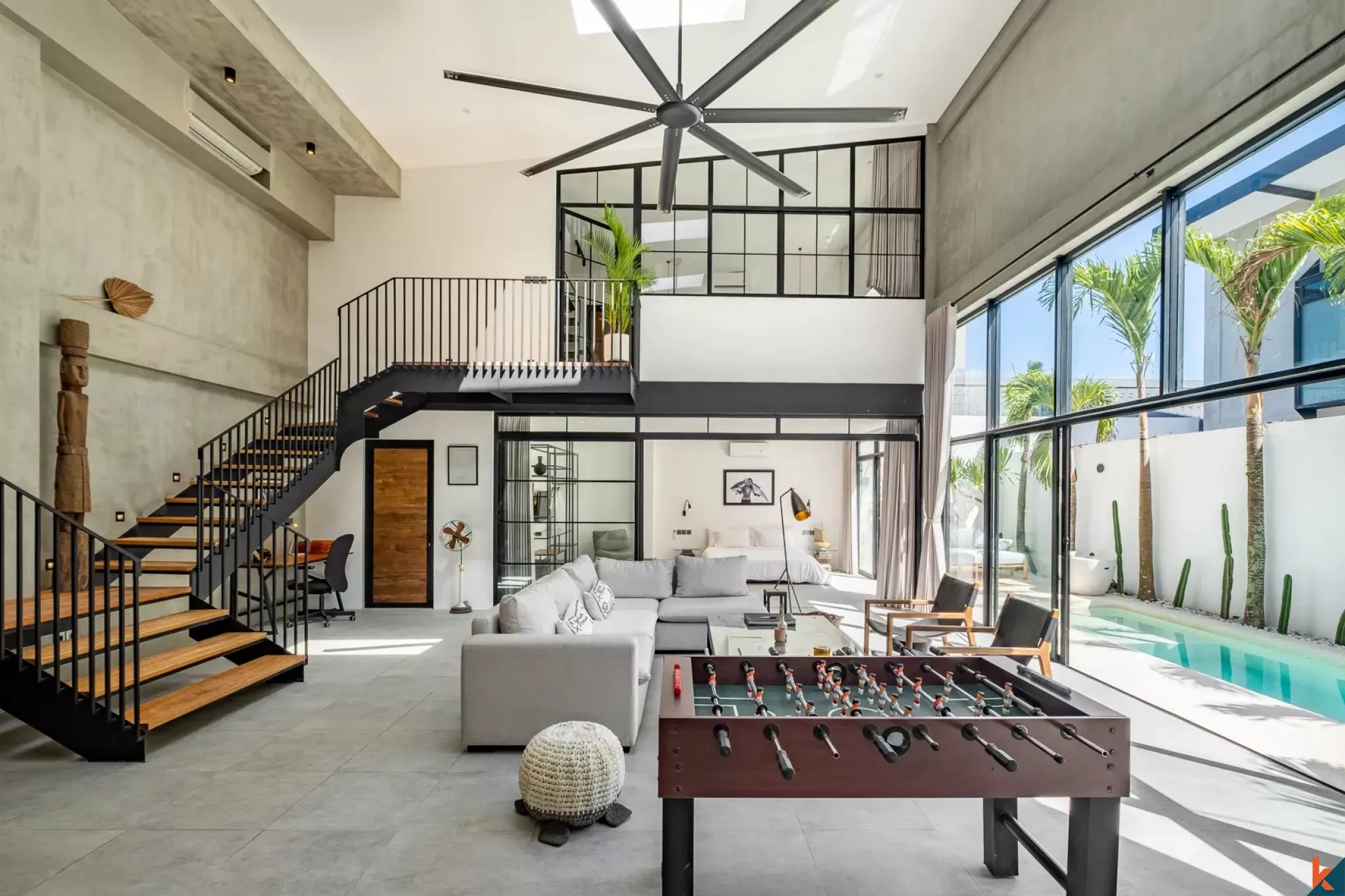 Properti Bergaya Industri dengan Tiga Kamar Tidur di Berawa