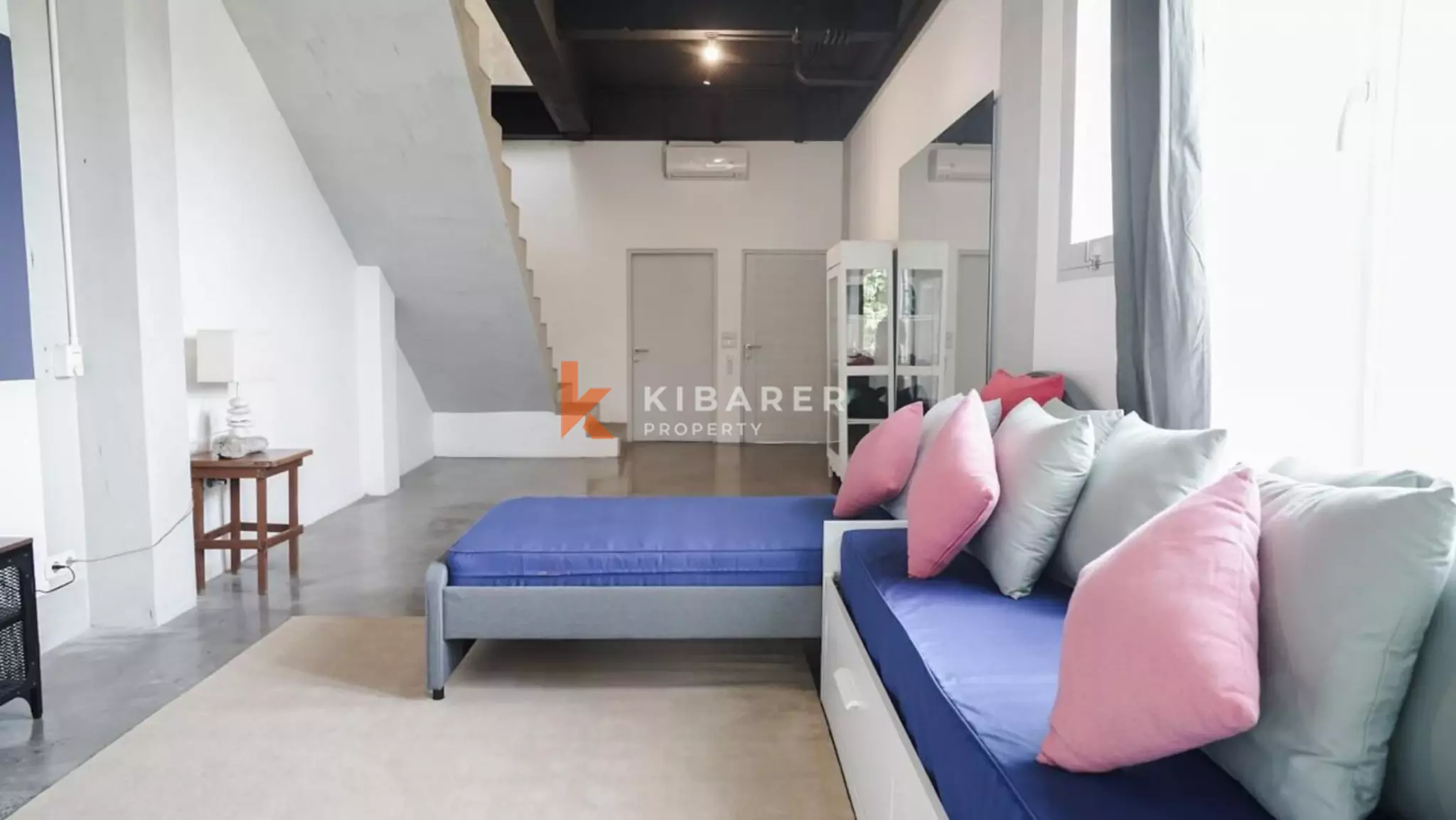 Villa Tiga Kamar Tidur dengan Desain Artistik dan Tata Ruang Terbuka di Canggu