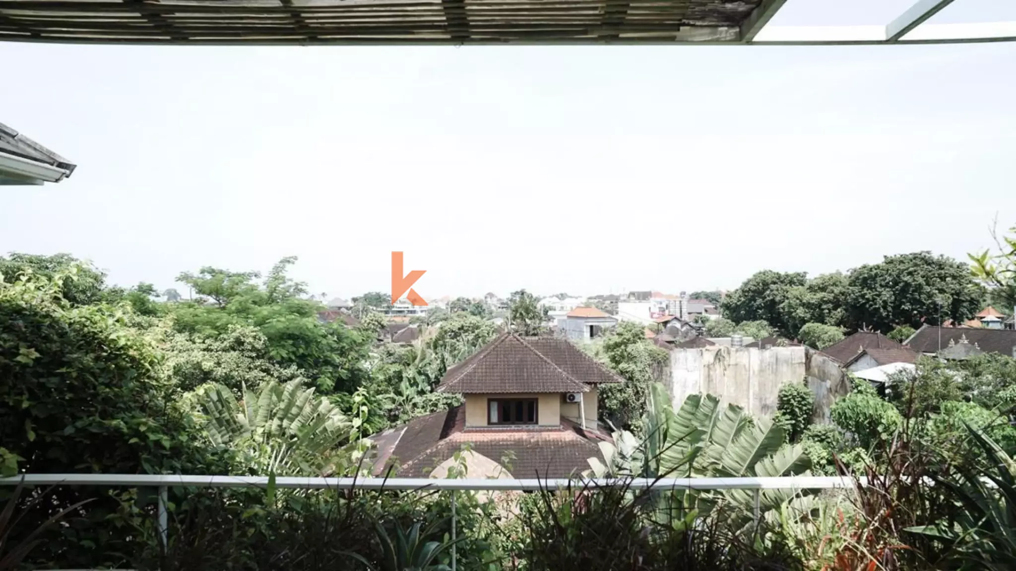 Villa Tiga Kamar Tidur dengan Desain Artistik dan Tata Ruang Terbuka di Canggu