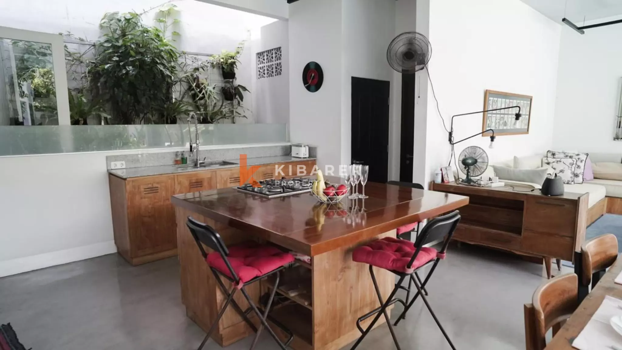 Villa Tiga Kamar Tidur dengan Desain Artistik dan Tata Ruang Terbuka di Canggu