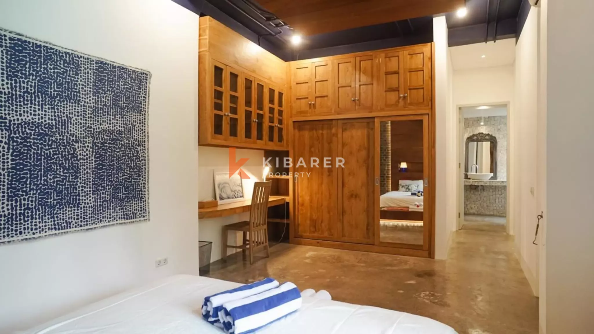 Villa Tiga Kamar Tidur dengan Desain Artistik dan Tata Ruang Terbuka di Canggu