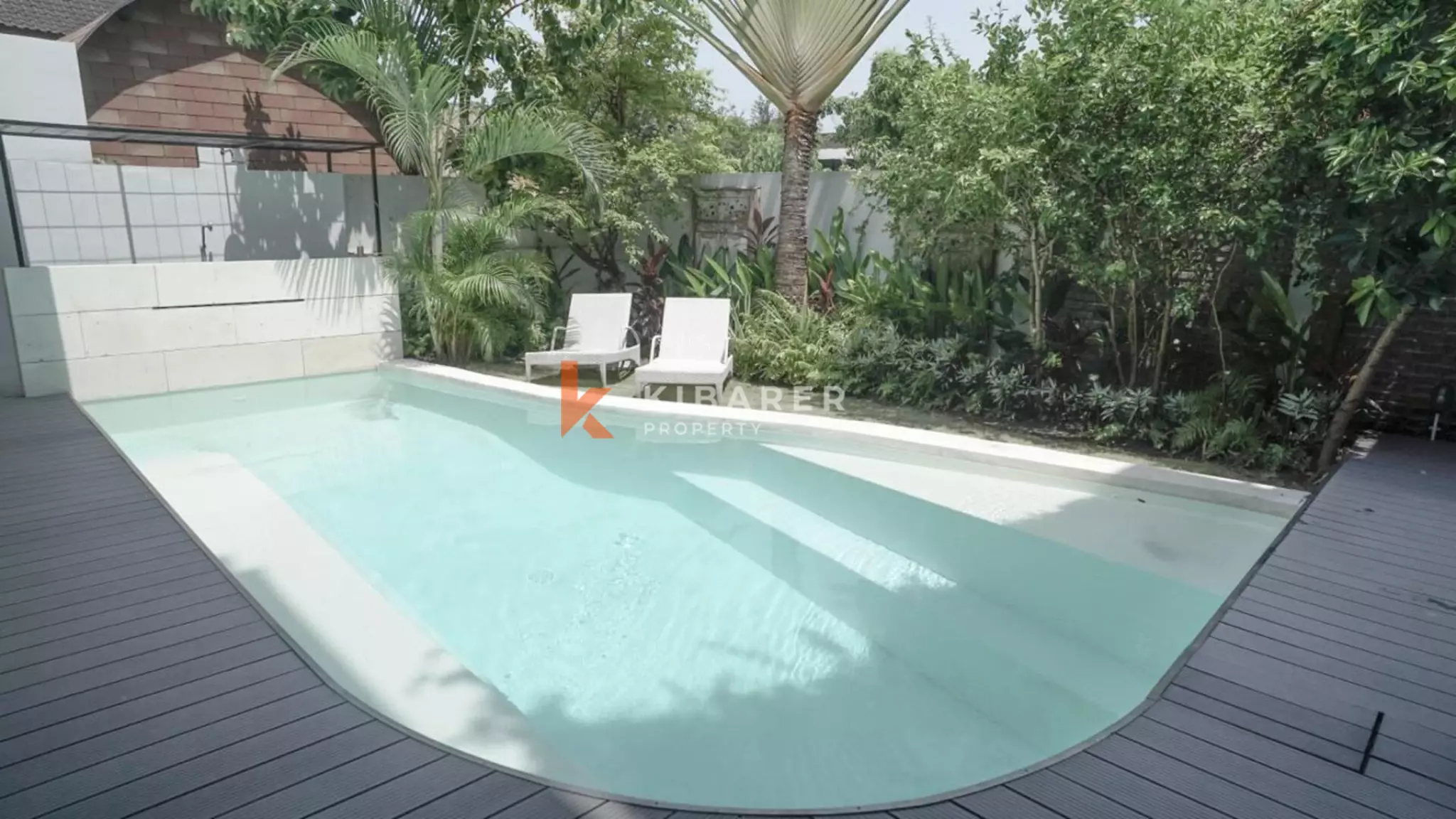 Villa Tiga Kamar Tidur dengan Desain Artistik dan Tata Ruang Terbuka di Canggu