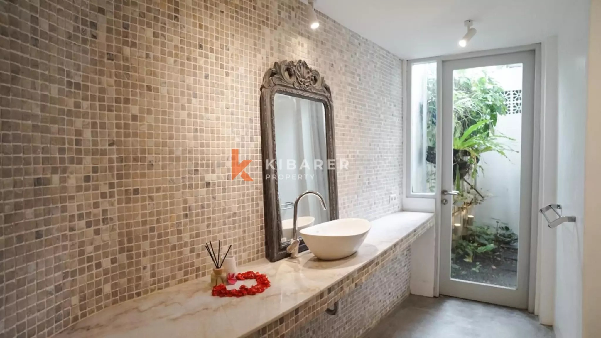 Villa Tiga Kamar Tidur dengan Desain Artistik dan Tata Ruang Terbuka di Canggu