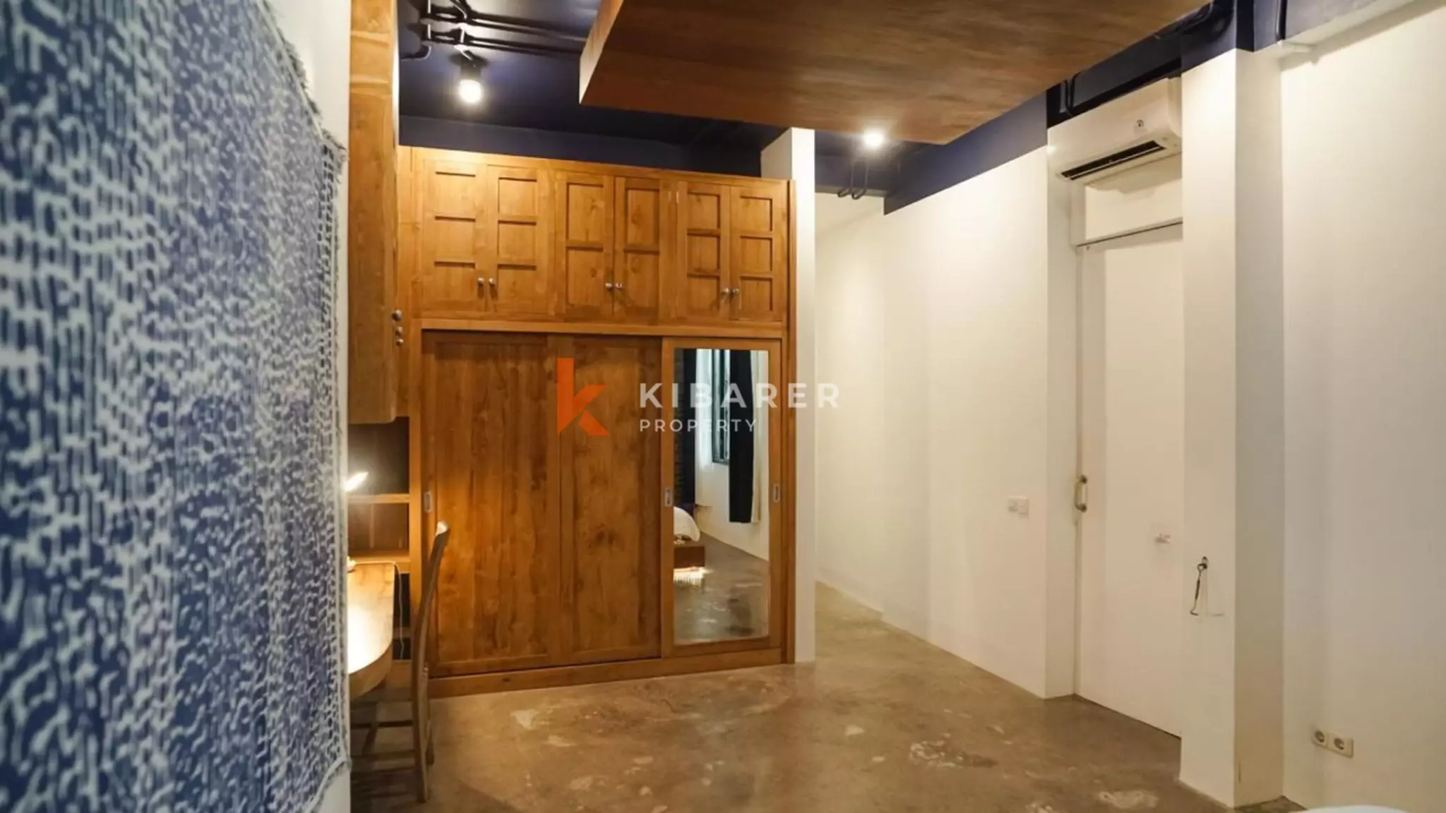 Villa Tiga Kamar Tidur dengan Desain Artistik dan Tata Ruang Terbuka di Canggu