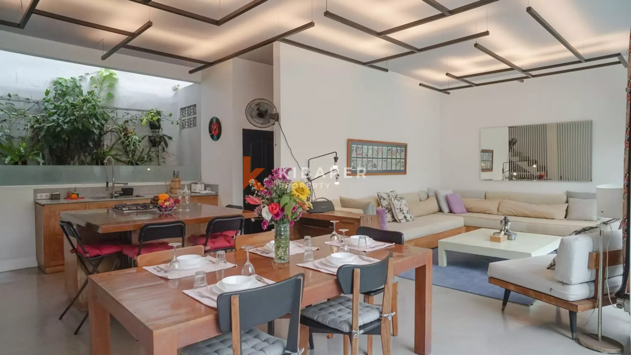 Villa Tiga Kamar Tidur dengan Desain Artistik dan Tata Ruang Terbuka di Canggu