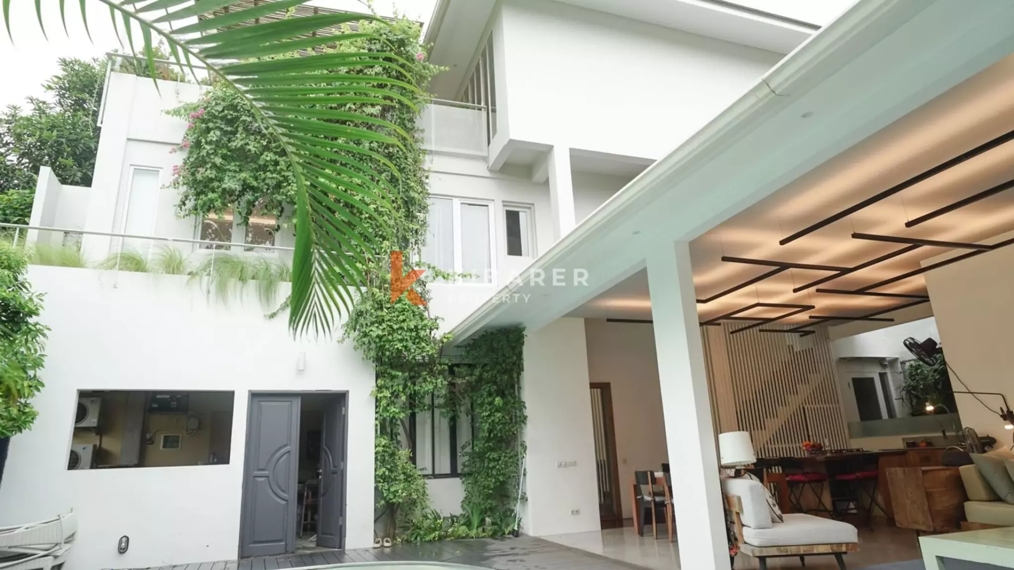 Villa Tiga Kamar Tidur dengan Desain Artistik dan Tata Ruang Terbuka di Canggu