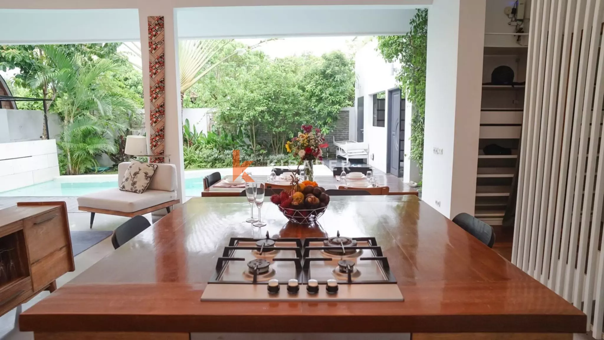 Villa Tiga Kamar Tidur dengan Desain Artistik dan Tata Ruang Terbuka di Canggu