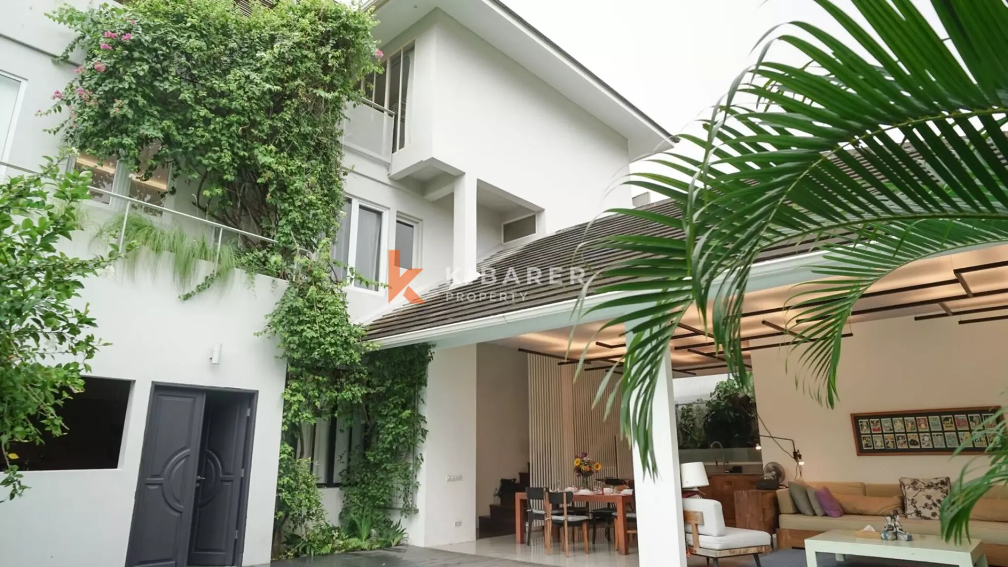 Villa Tiga Kamar Tidur dengan Desain Artistik dan Tata Ruang Terbuka di Canggu