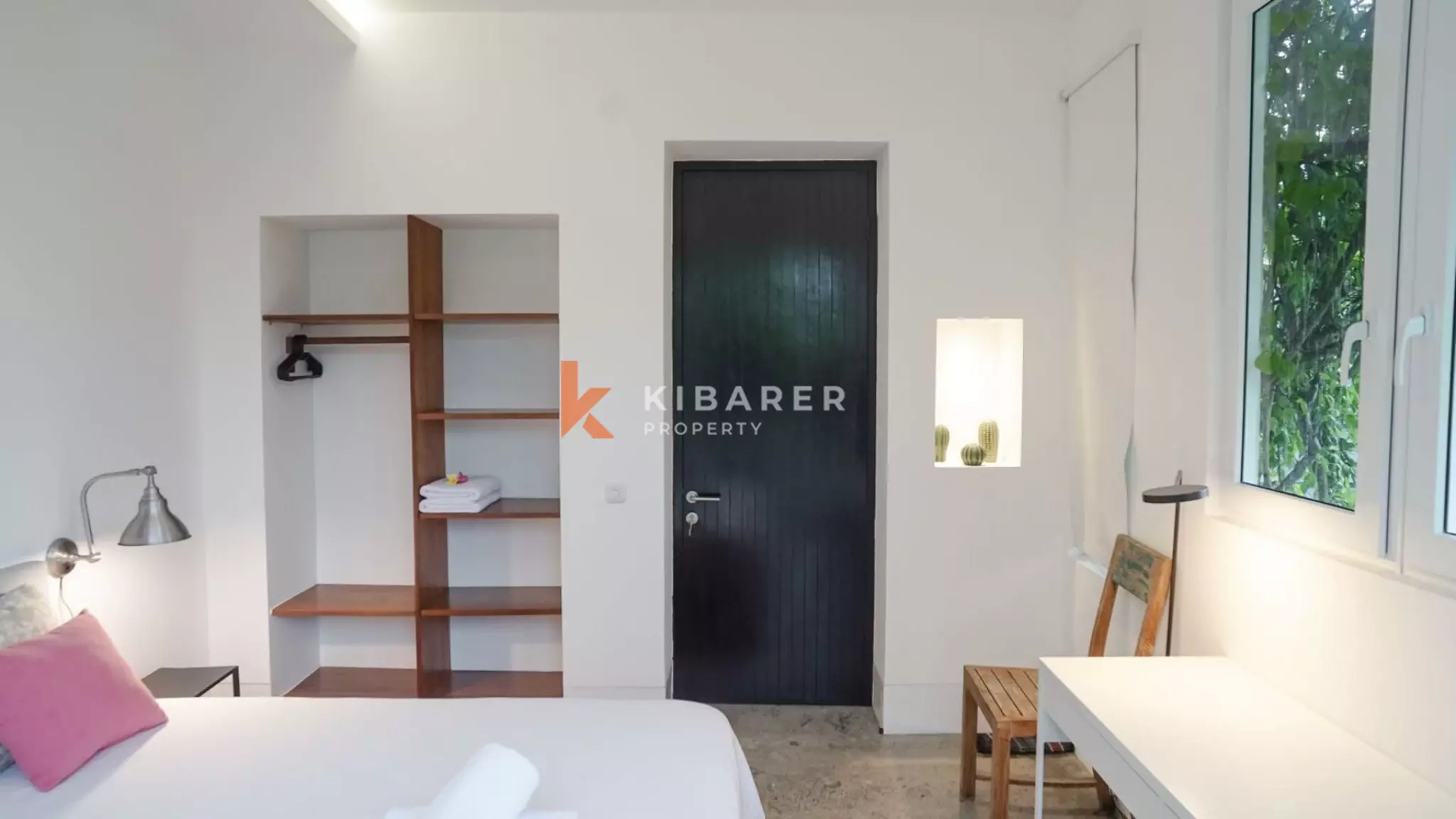 Villa Tiga Kamar Tidur dengan Desain Artistik dan Tata Ruang Terbuka di Canggu