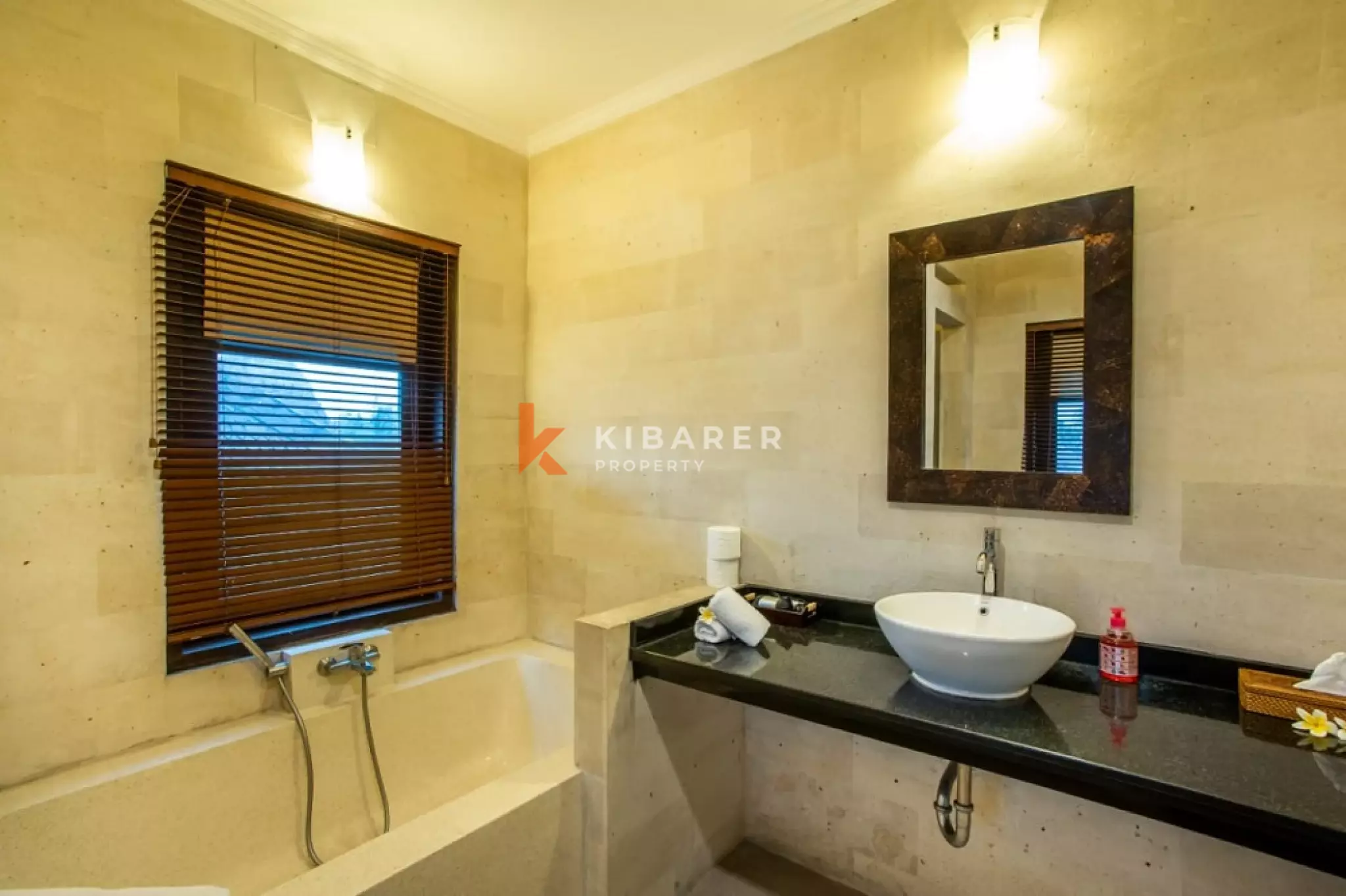 Villa intemporelle de deux chambres avec espace de vie ouvert à Seminyak