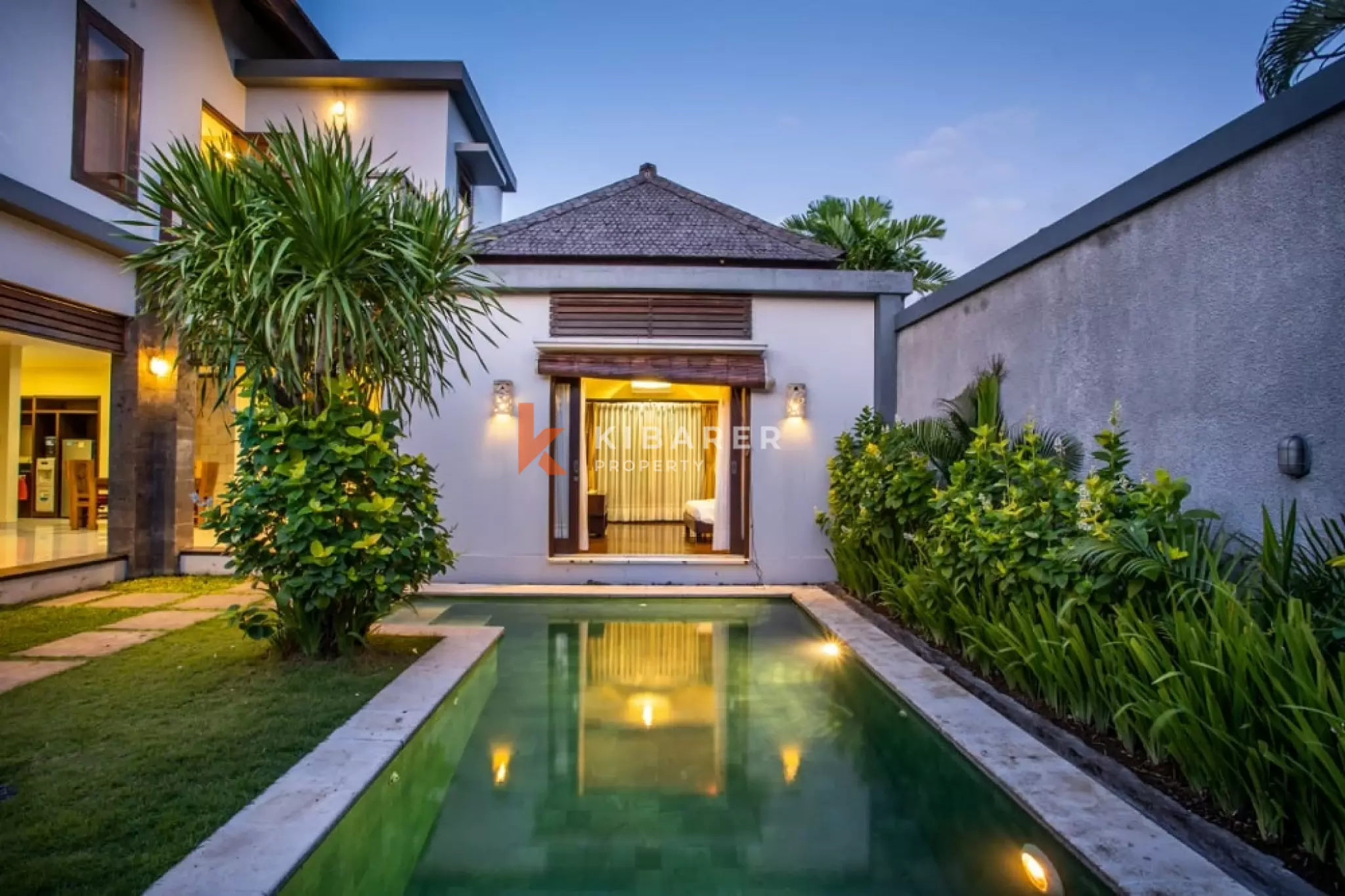 Villa intemporelle de deux chambres avec espace de vie ouvert à Seminyak