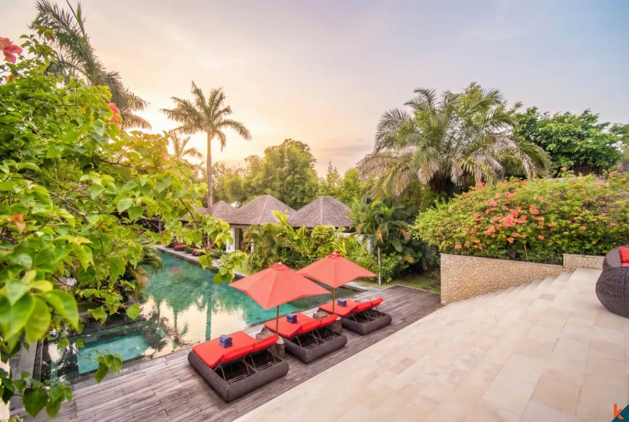 Villa Tropis Mewah dengan Tanah Luas Dijual di Umalas