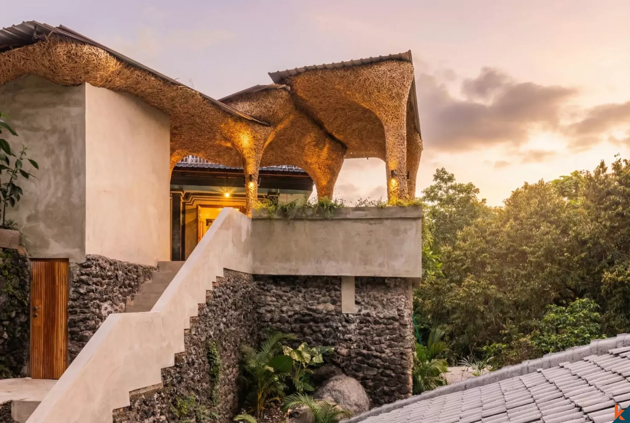 Properti Sewa Berlantai Empat Kamar Tidur Berdesain Seni di Ubud - Petulu