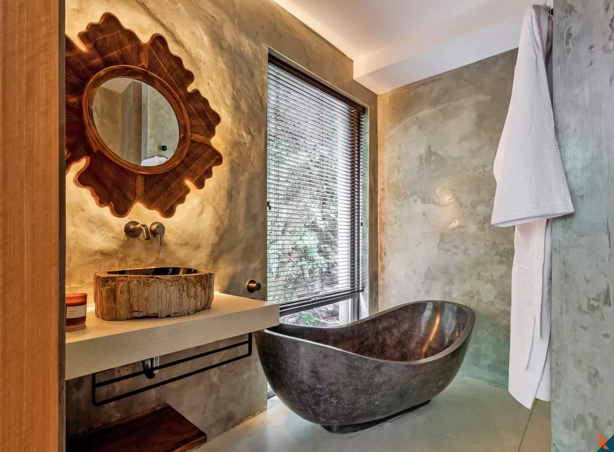 Properti Sewa Berlantai Empat Kamar Tidur Berdesain Seni di Ubud - Petulu