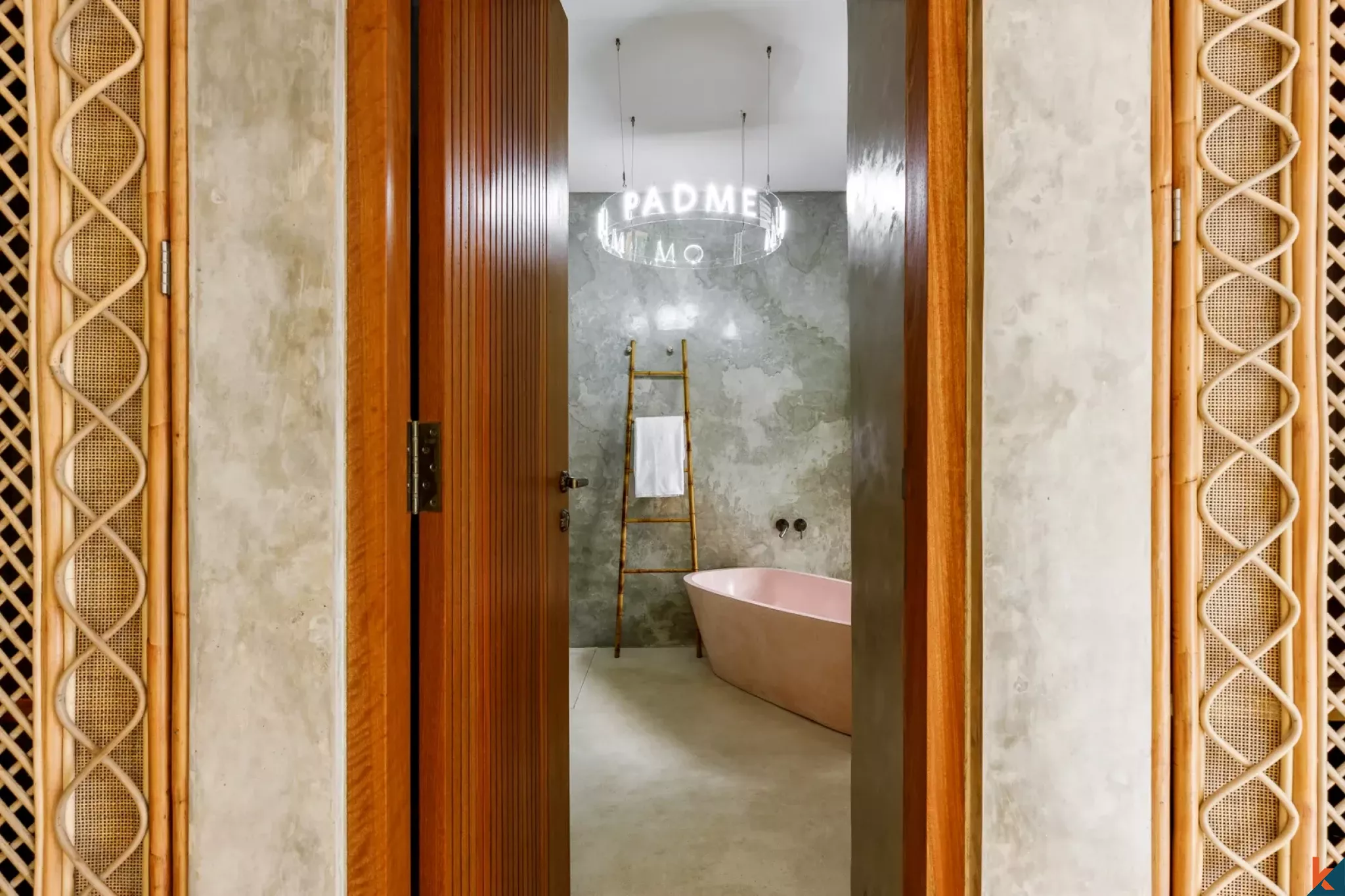 Properti Sewa Berlantai Empat Kamar Tidur Berdesain Seni di Ubud - Petulu