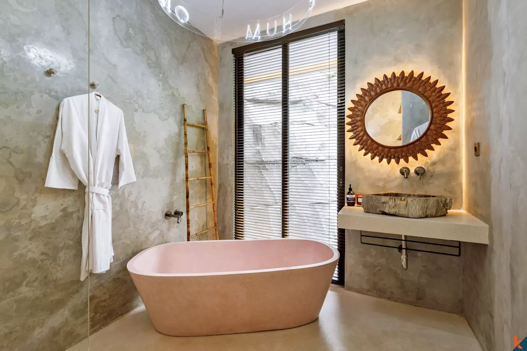 Properti Sewa Berlantai Empat Kamar Tidur Berdesain Seni di Ubud - Petulu