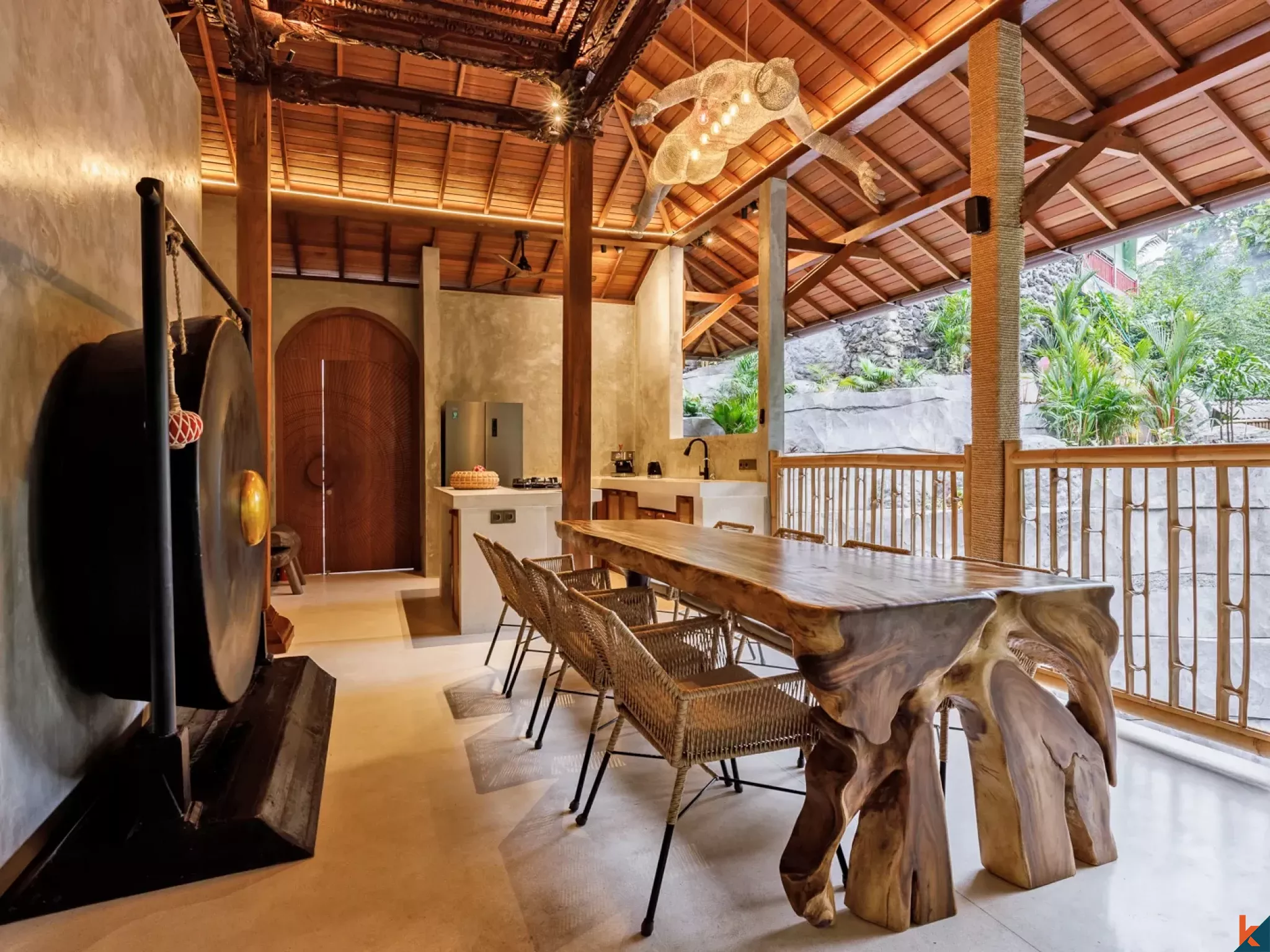 Properti Sewa Berlantai Empat Kamar Tidur Berdesain Seni di Ubud - Petulu