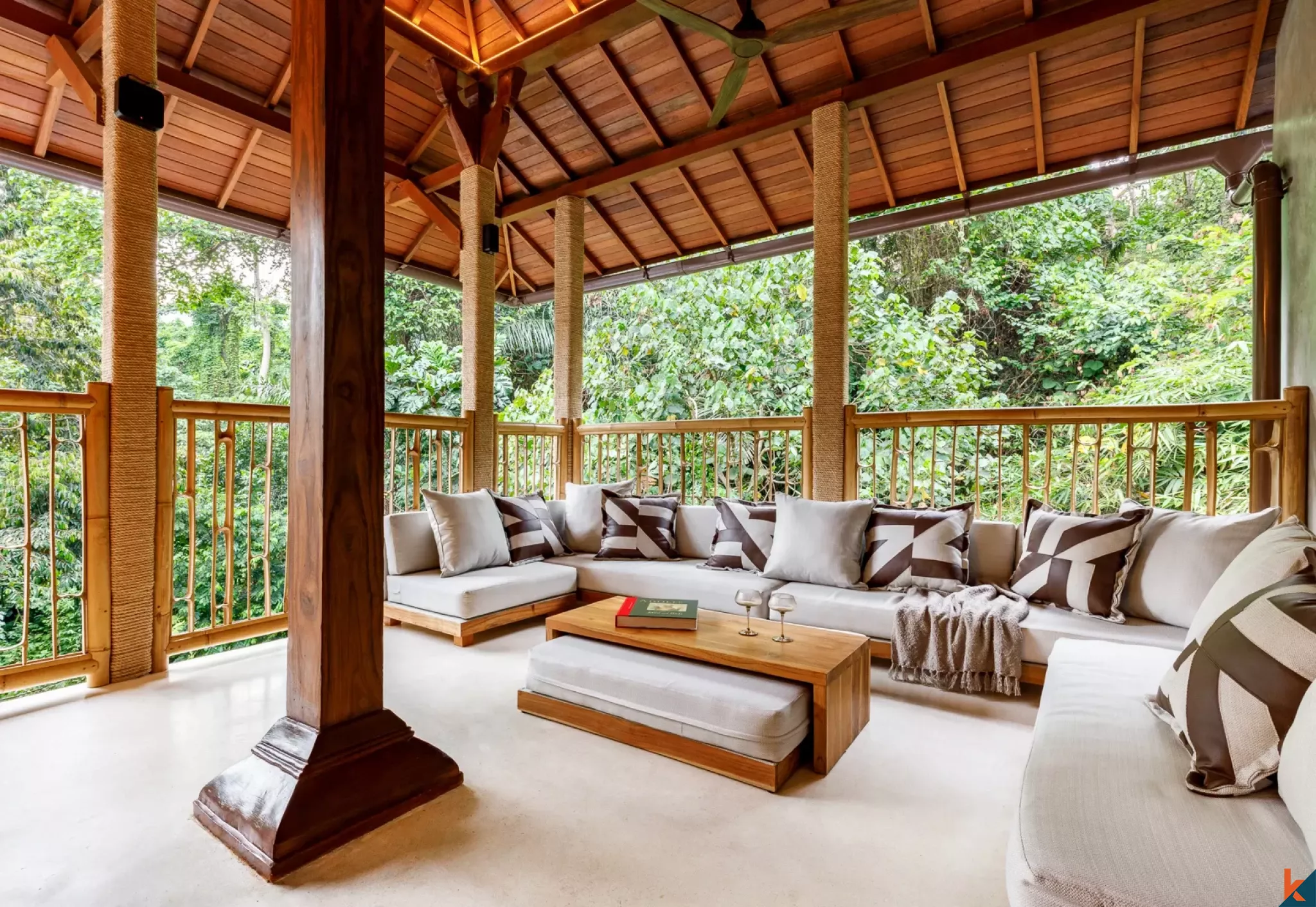 Properti Sewa Berlantai Empat Kamar Tidur Berdesain Seni di Ubud - Petulu