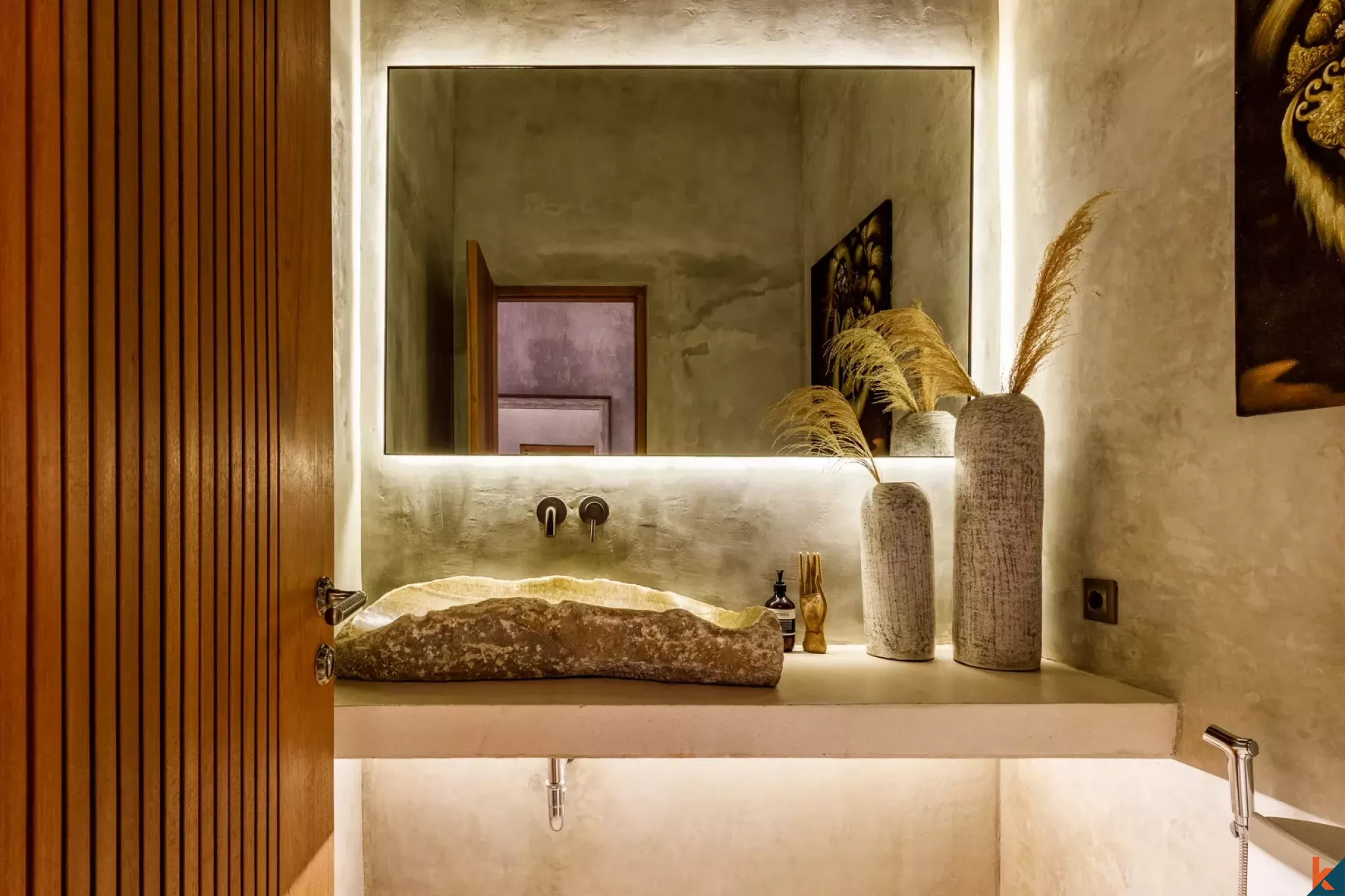 Properti Sewa Berlantai Empat Kamar Tidur Berdesain Seni di Ubud - Petulu