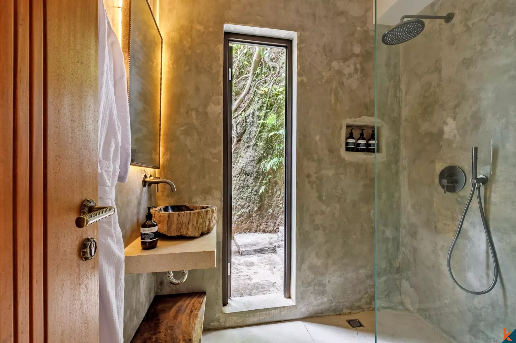 Properti Sewa Berlantai Empat Kamar Tidur Berdesain Seni di Ubud - Petulu