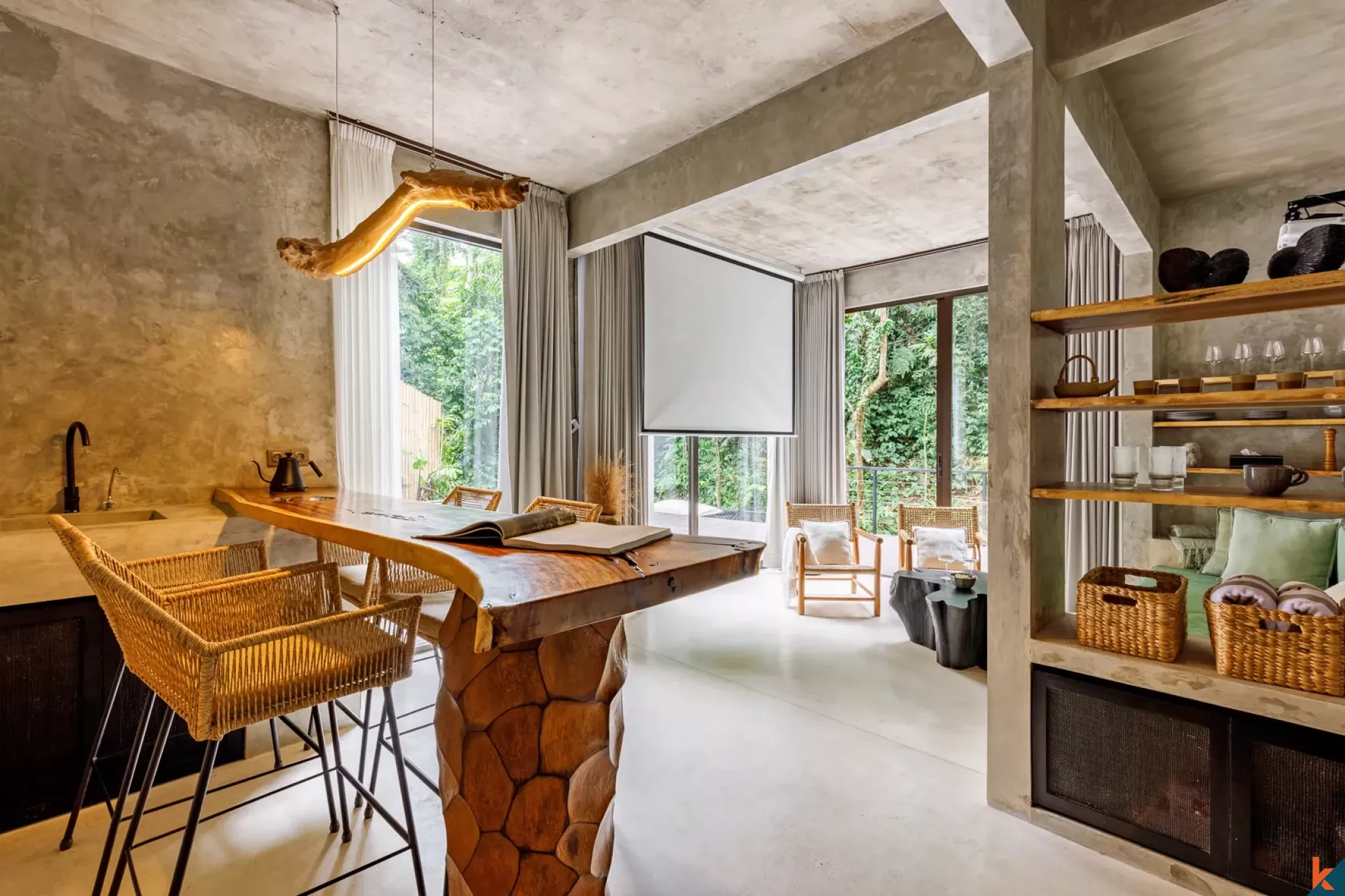 Properti Sewa Berlantai Empat Kamar Tidur Berdesain Seni di Ubud - Petulu