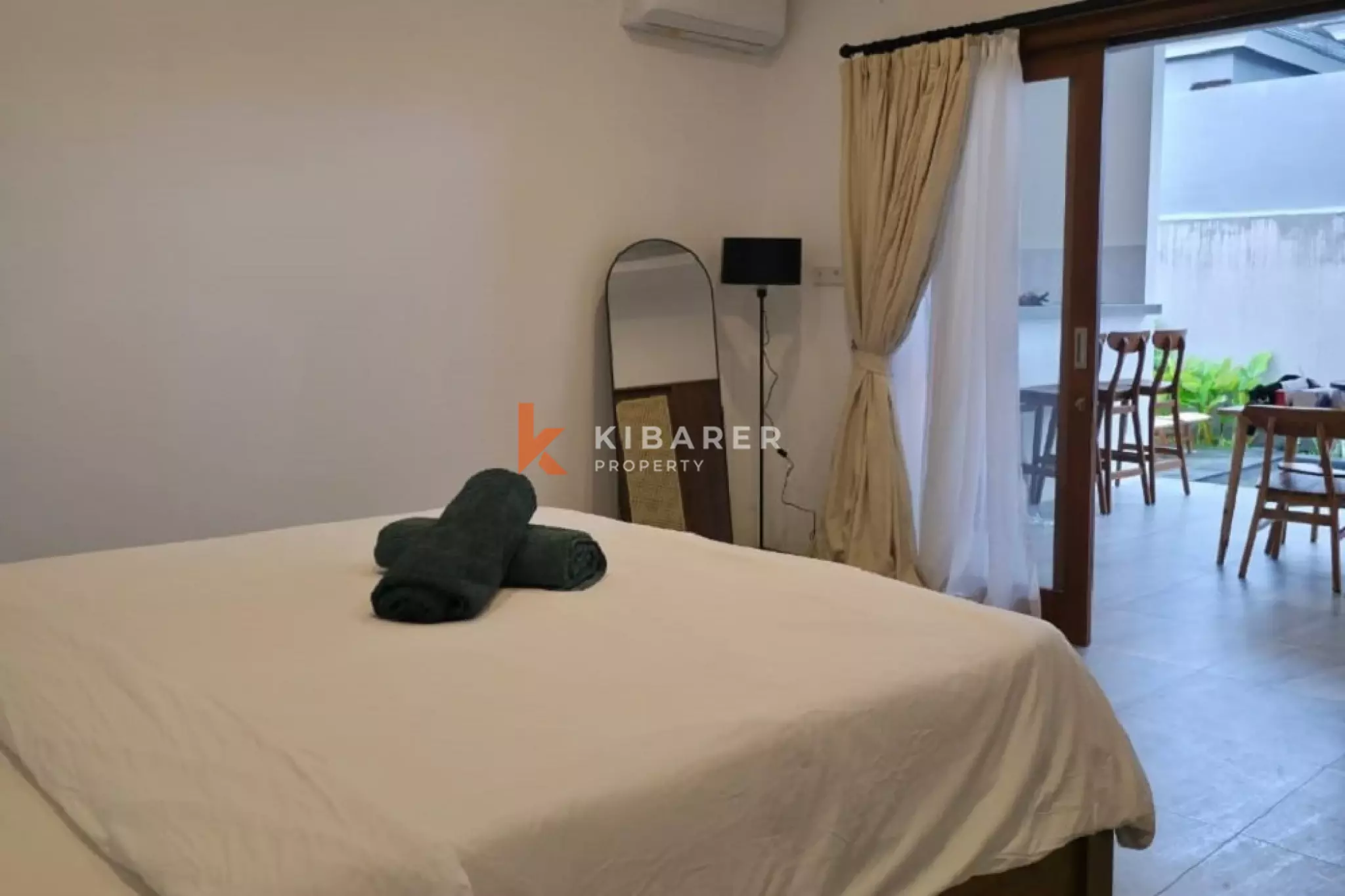 Vila Tenang Dua Kamar Tidur dengan Ruang Tamu Terbuka dan Kolam Renang Pribadi di Umalas