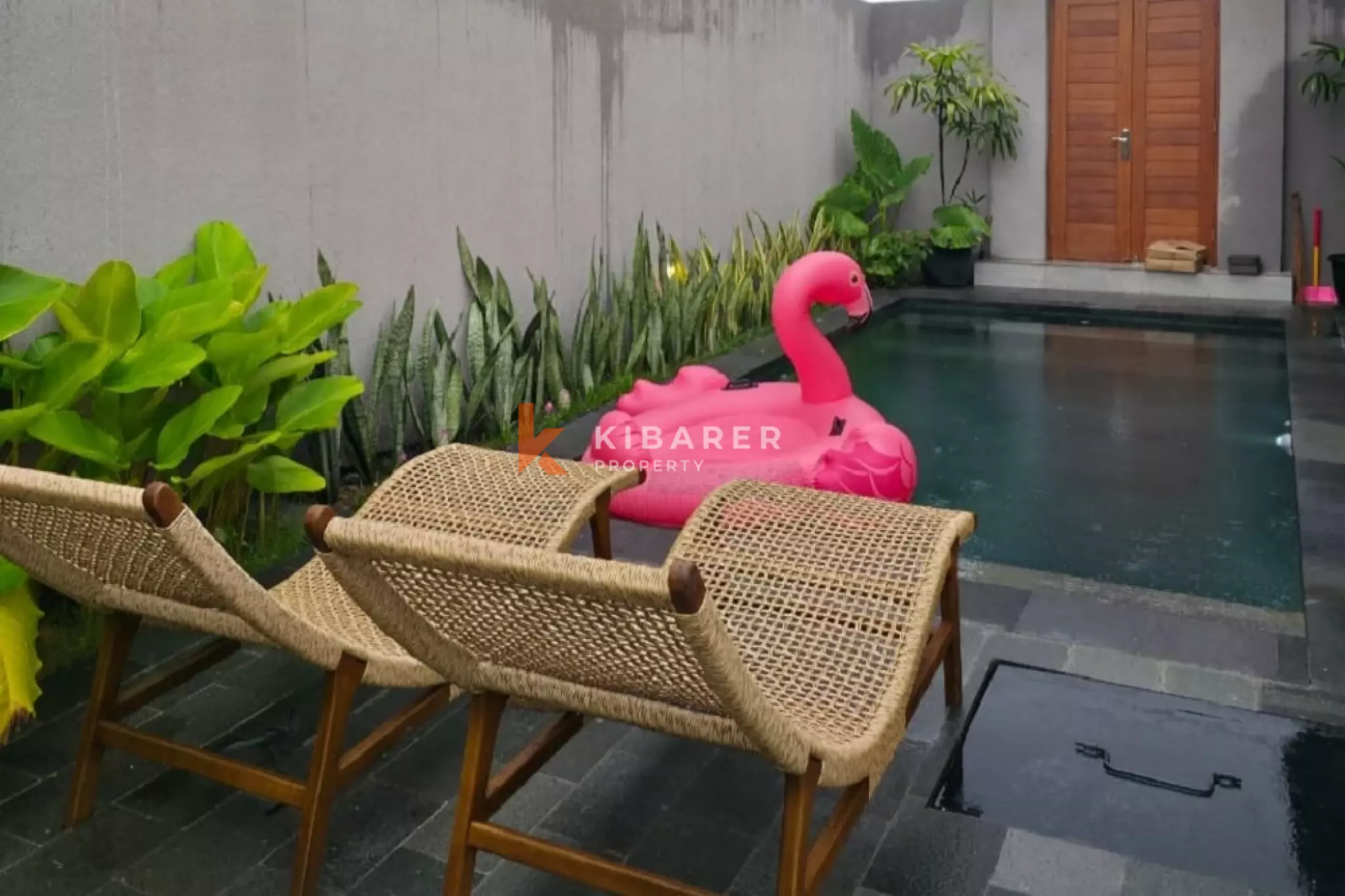 Vila Tenang Dua Kamar Tidur dengan Ruang Tamu Terbuka dan Kolam Renang Pribadi di Umalas